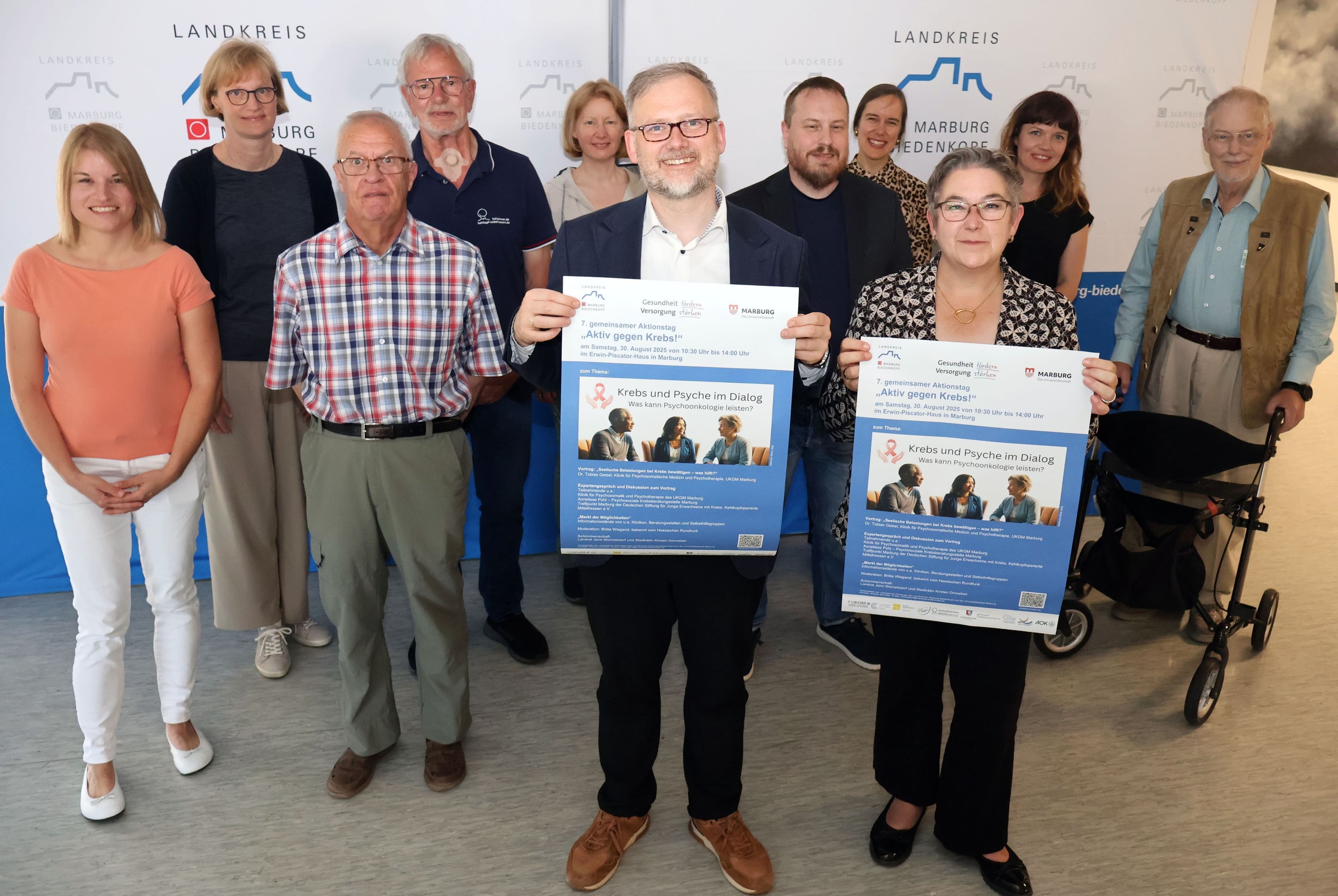 Vertreter*innen des Arbeitskreises Onkologie, Landrat Jens Womelsdorf und Stadträtin Kirsten Dinnebier bewerben den Aktionstag gegen Krebs.