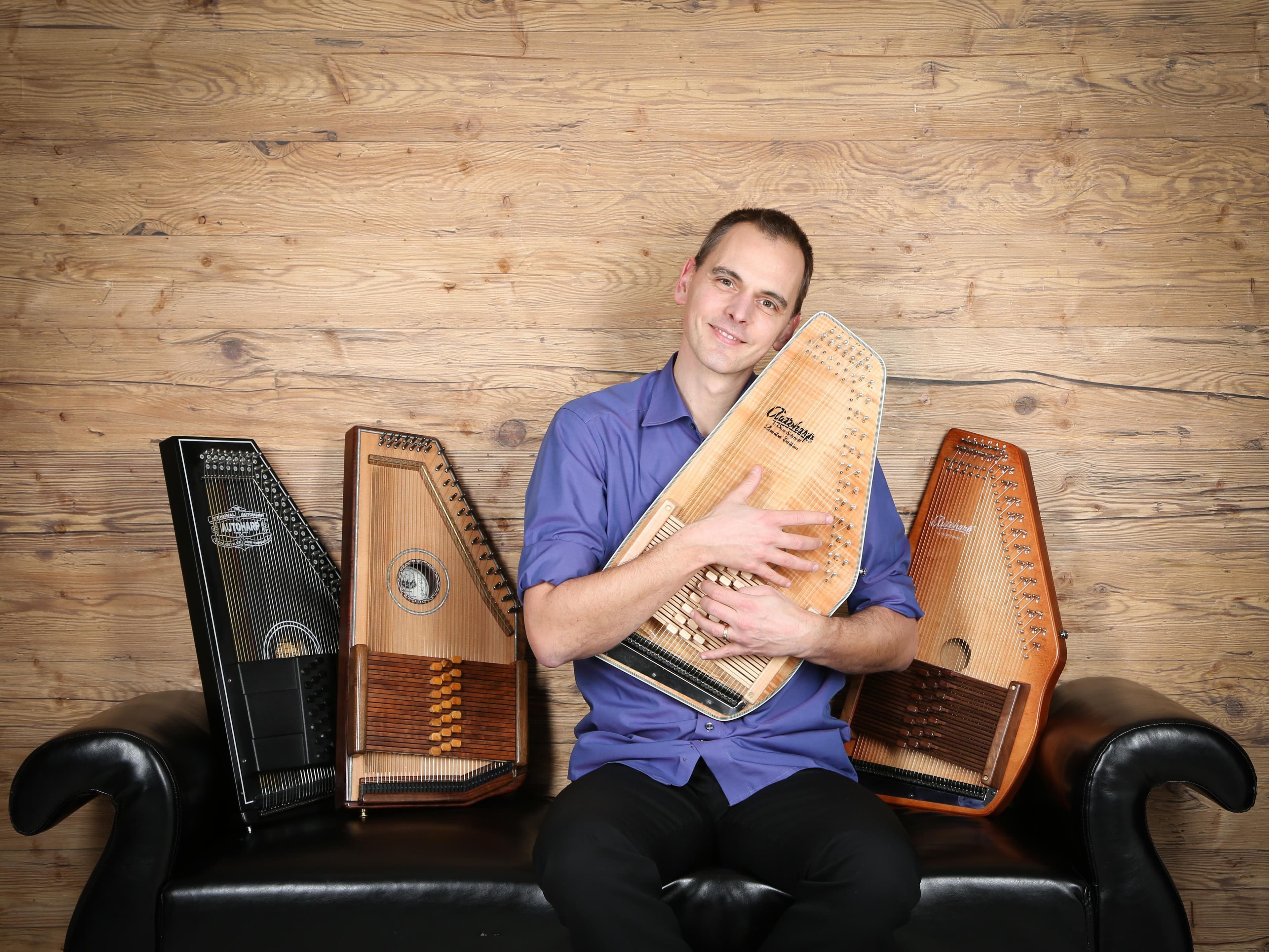 Autoharpspieler Alexandré Zindel tritt am 14.11.25 im Theater am Ziegelbrand, Menden, auf.