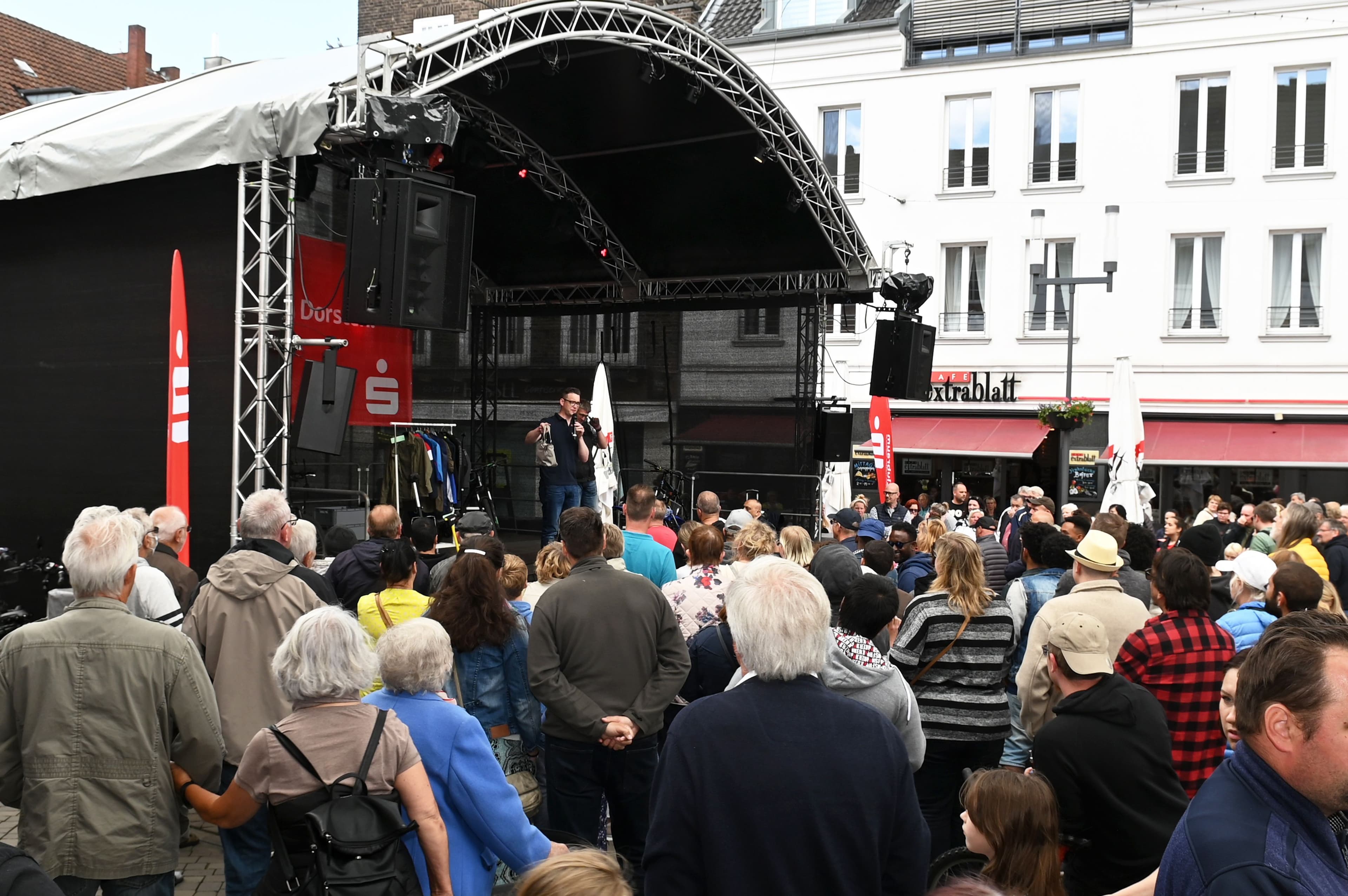 Herbstfest in der Innenstadt von Dorsten mit zahlreichen Besuchern und Ständen.
