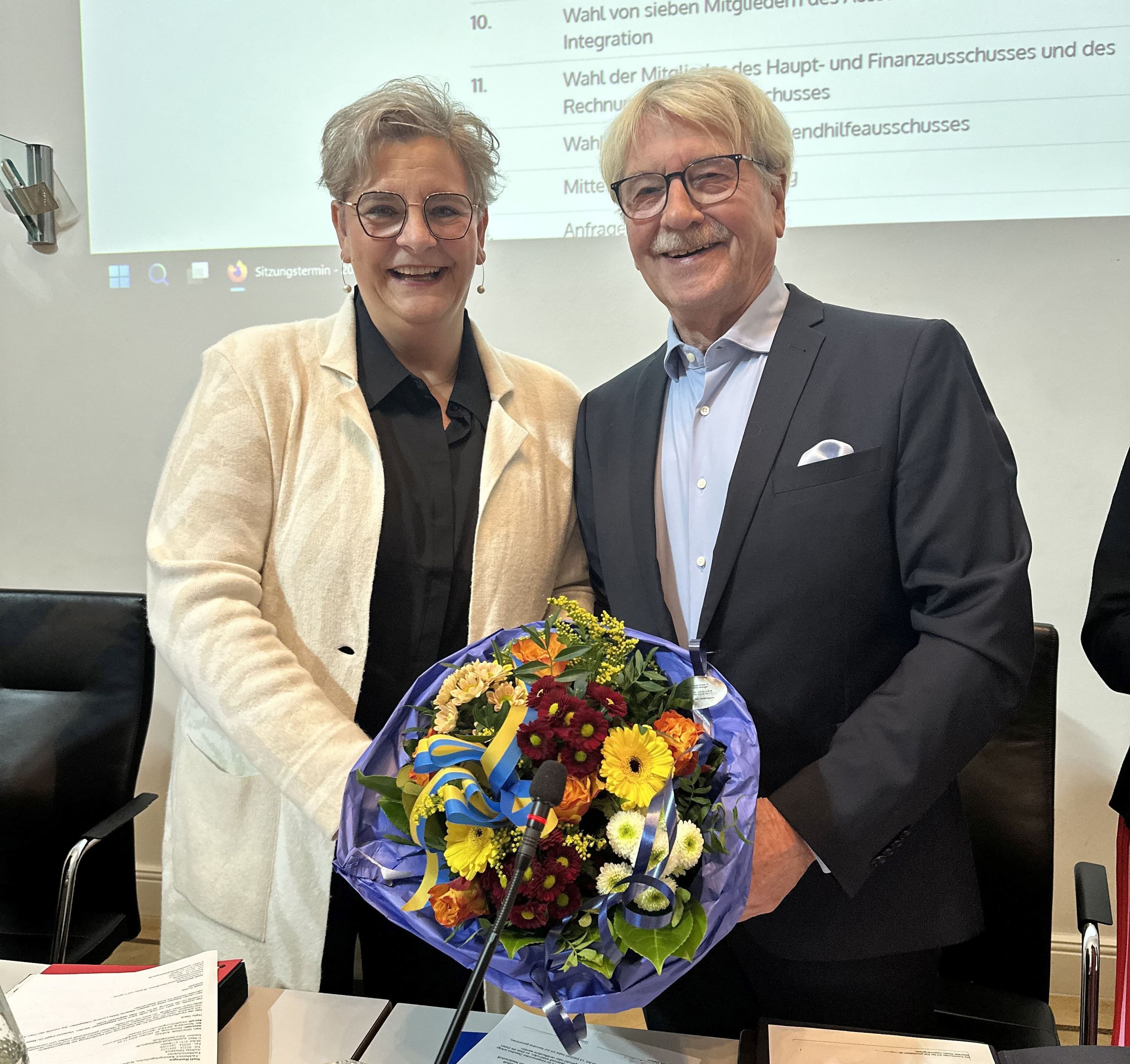 Vereidigung der Bürgermeisterin Witte-Lonsing zusammen mit dem dienstältesten Ratsmitglied im Sitzungssaal.