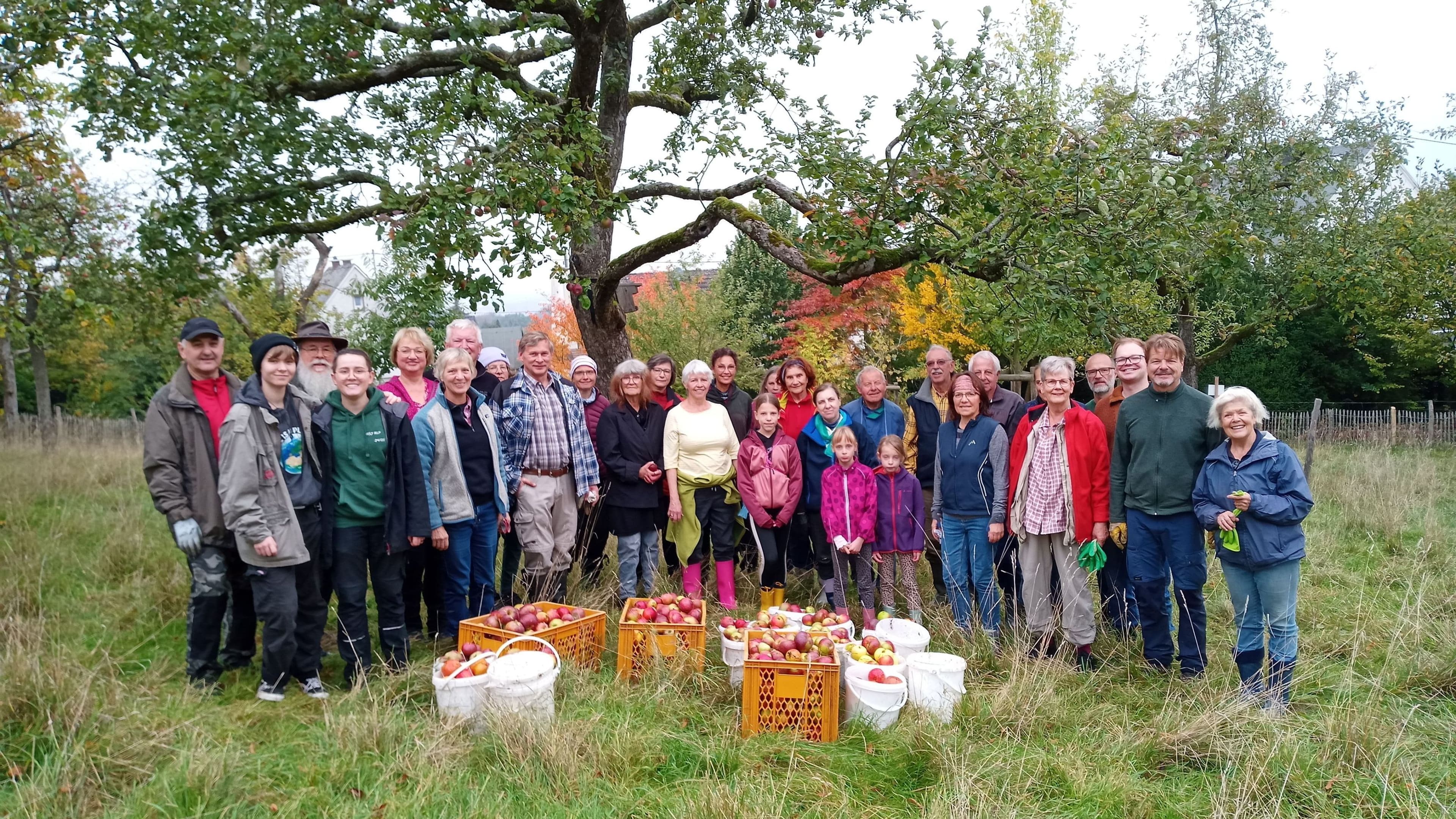 Gut gelaunte Helferinnen und Helfer nach der Apfelernte in den Streuobstwiesen beim Kloster Arenberg.