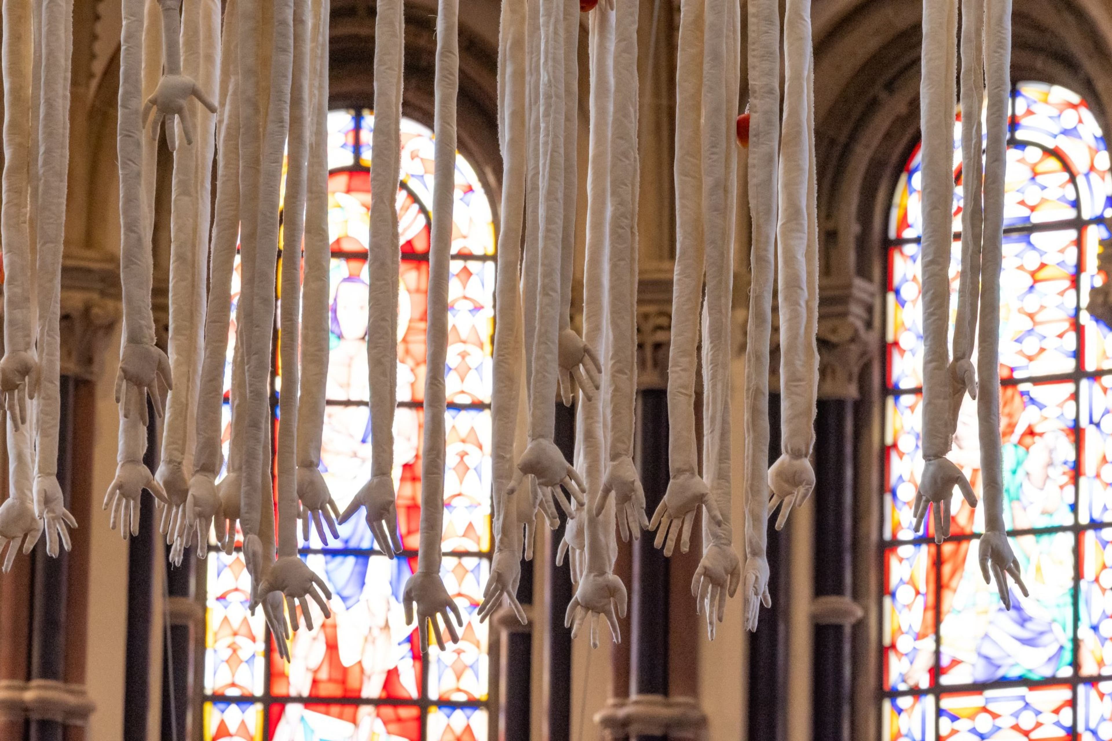 Kunstinstallation 'Mensch' mit herabhängenden Armen aus Leinen und Äpfeln thematisiert den Sündenfall. Kunstinstallation 'Mensch' mit herabhängenden Armen aus Leinen und Äpfeln thematisiert den Sündenfall.