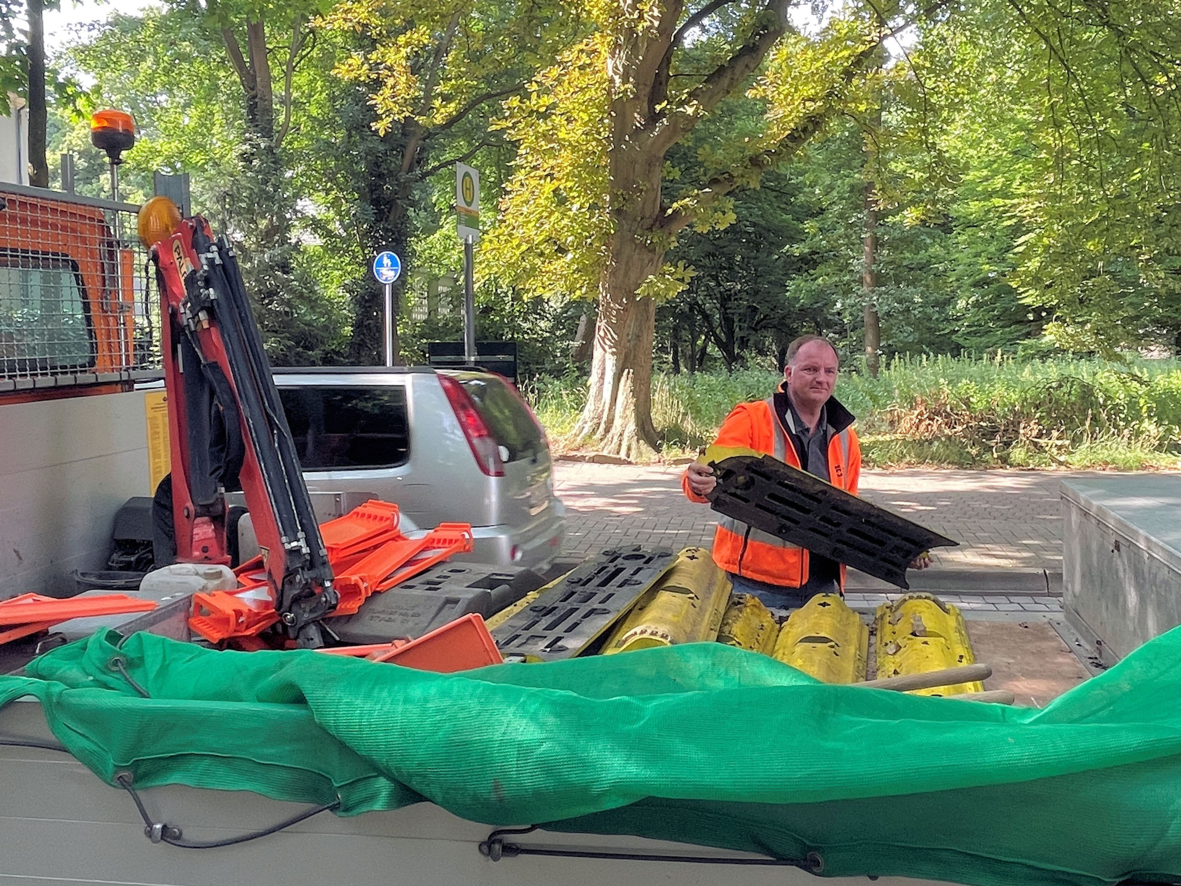 Einrichtung des Verkehrsversuchs in der Rodenbecker Straße am 14. Juli 2025.