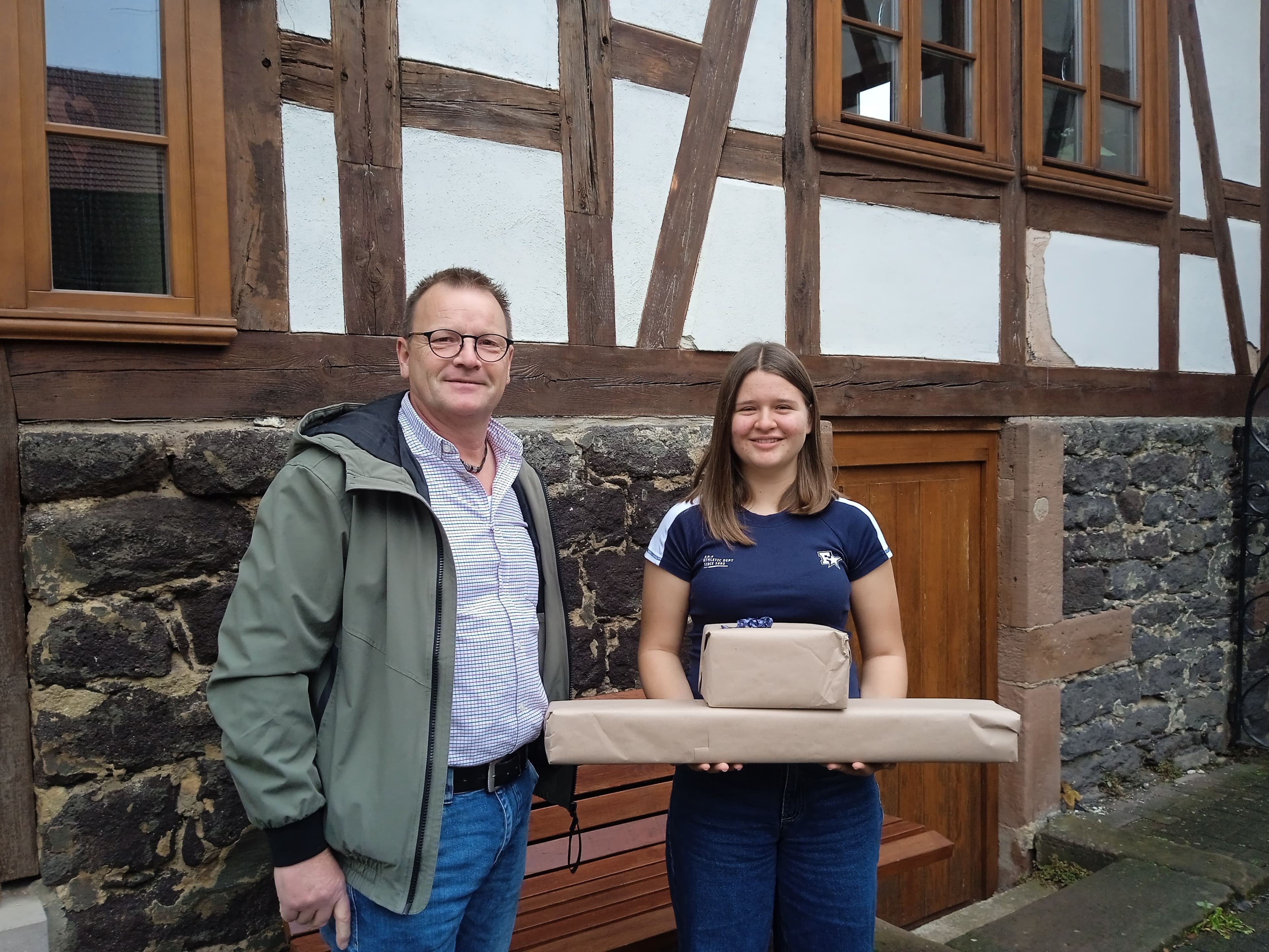 Elisabeth Kinscher erhält von Alexander Weil den Hauptgewinn der Vogelsberger Jugendbeteiligung.