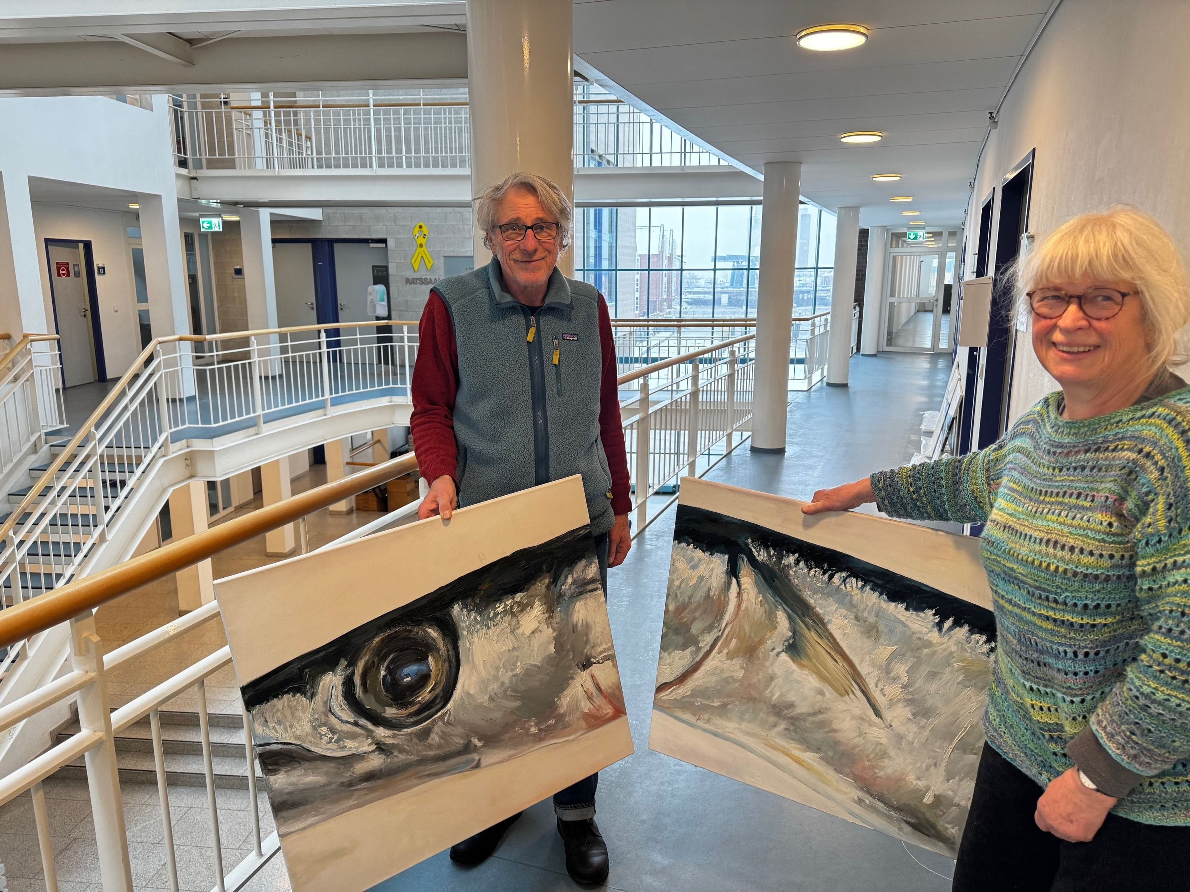 Andrea Claussen vom Kunstverein Husum und Umgebung mit dem Künstler Rolf Naedler im Rathaus.