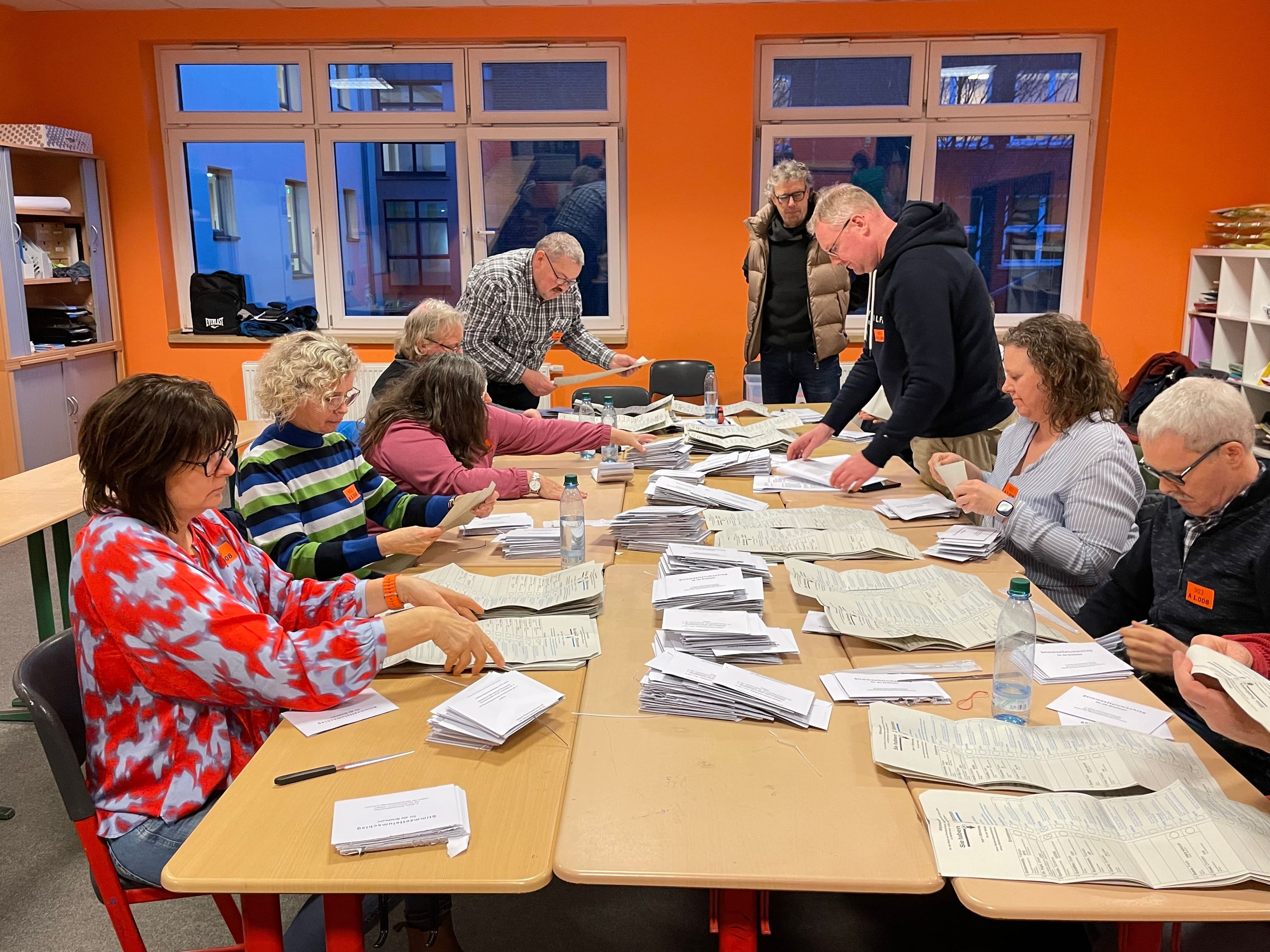 Das Wahlbüro der Stadt Minden befindet sich im Gebäude Lindenstraße 36, das barrierefrei zugänglich ist., Die Auszählung der Briefwahlstimmen zur Bundestagswahl im Februar 2025 in einem Wahllokal der Stadt Minden.