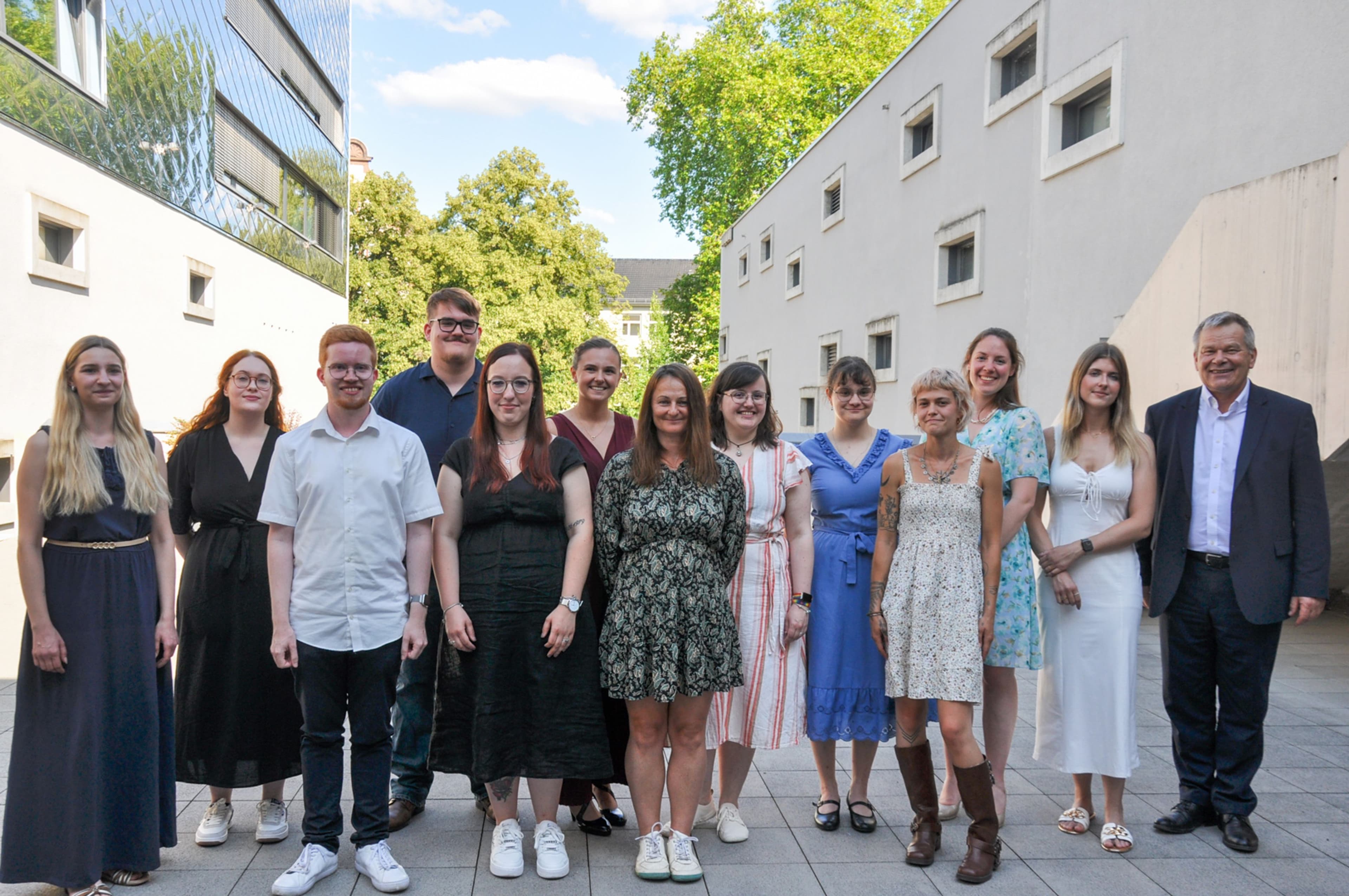 Oberbürgermeister Dr. Thomas Spies gratuliert Absolvent*innen zu erfolgreichen Abschlüssen bei der Stadt Marburg.