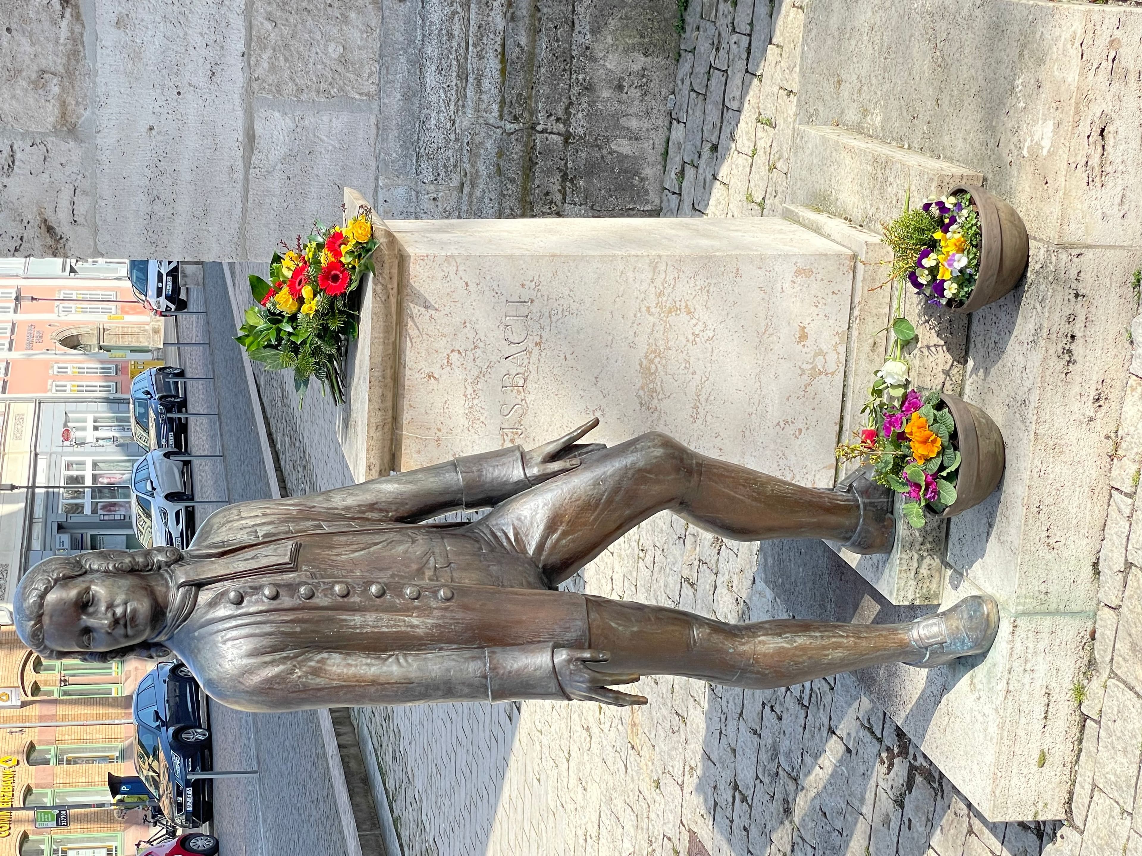 Am 21. März 2025 wird in Mühlhausen der 340. Geburtstag von Johann Sebastian Bach mit einer feierlichen Gedenkstunde am Bachdenkmal gefeiert, begleitet von musikalischen Darbietungen und kulinarischen Leckereien.