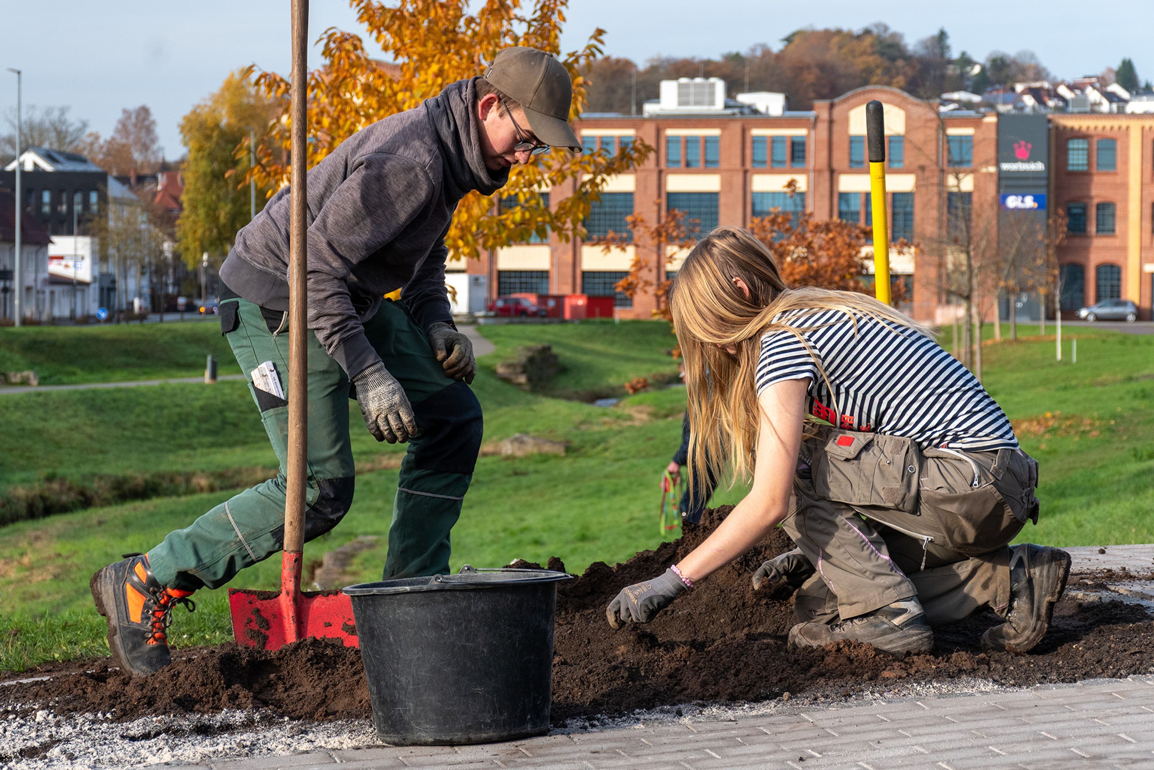 Azubis Thomas Kohlmann und Lucia Stein gestalten mit Gärtnermeister Höfer den Malmesbury-Platz.