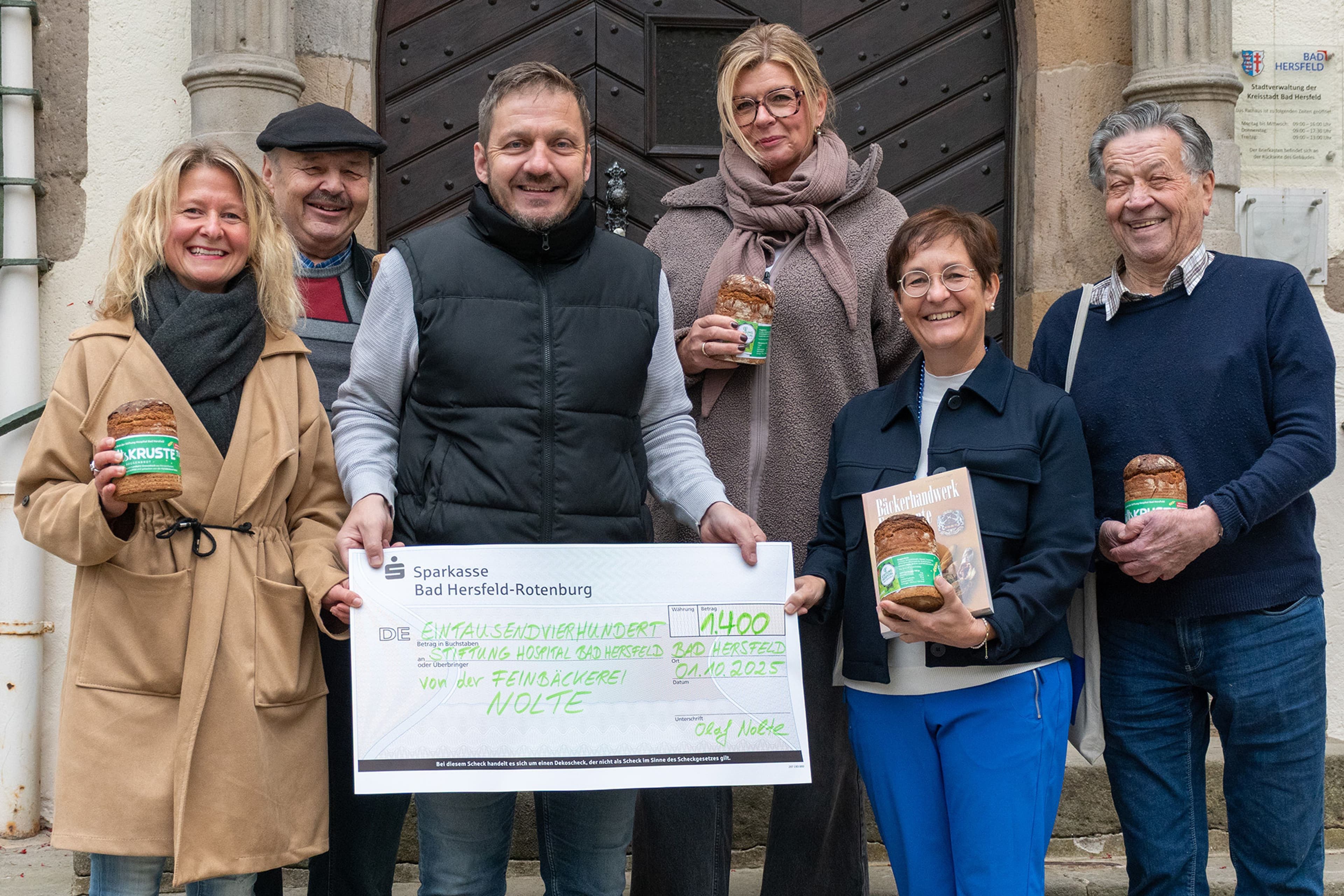Übergabe der Stiftskruste-Spende mit Vertreterinnen und Vertretern der Stiftung und der Bäckerei Nolte.