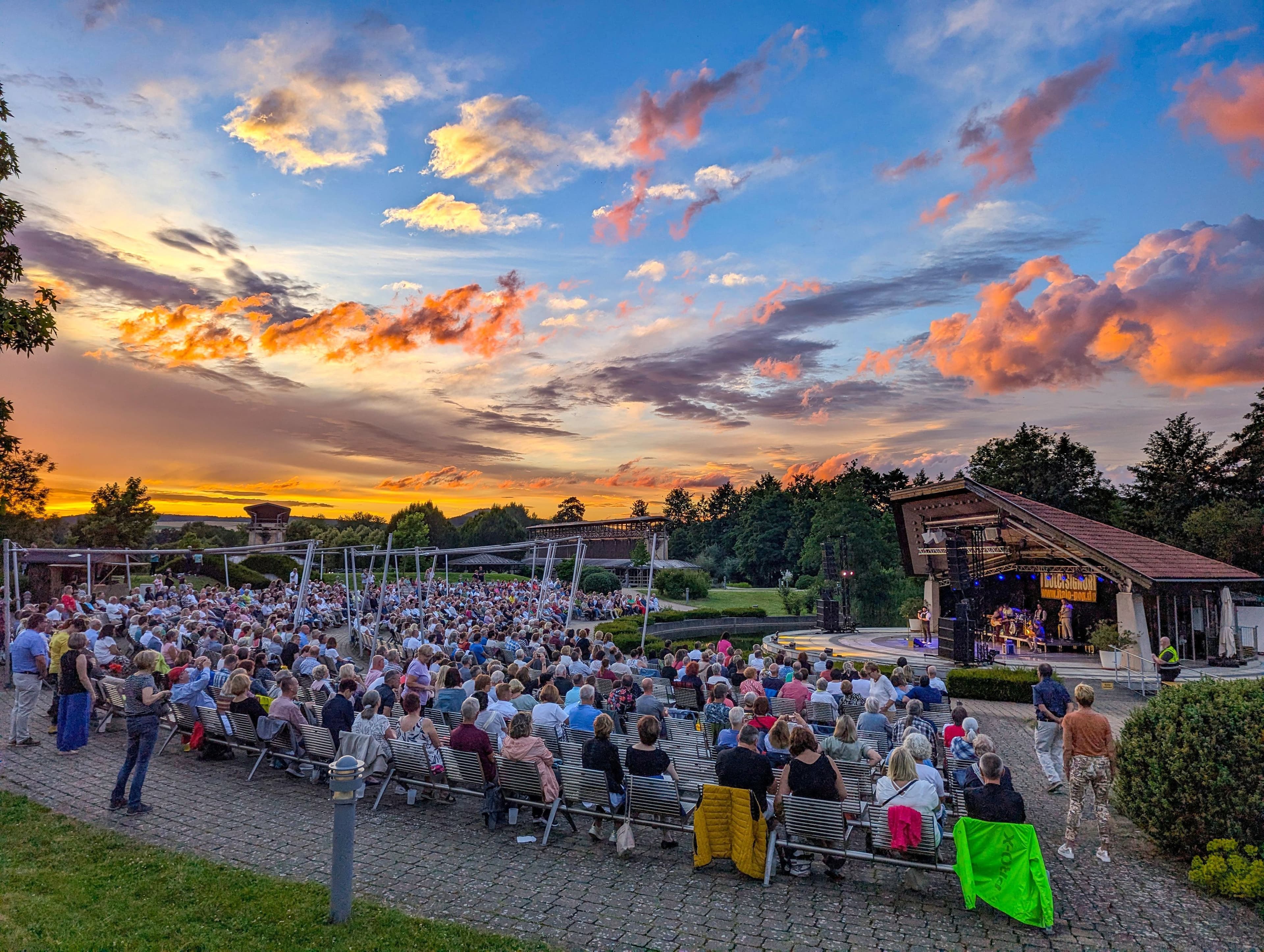 Der Seebühn Kurpark wird im Sommer zur Freiluftbühne für Musik, Theater und Gemeinschaft.