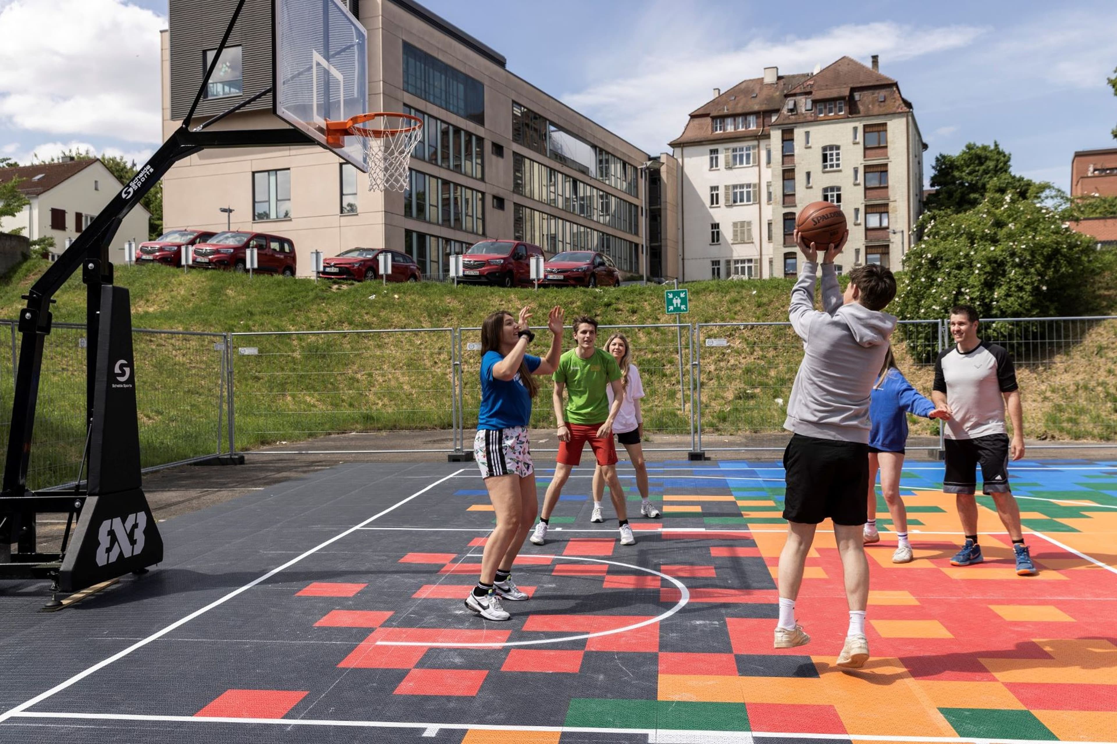 Pressebild der Stadt Stuttgart zur neuen Basketballfläche am ehemaligen SSB-Depot in Ost.