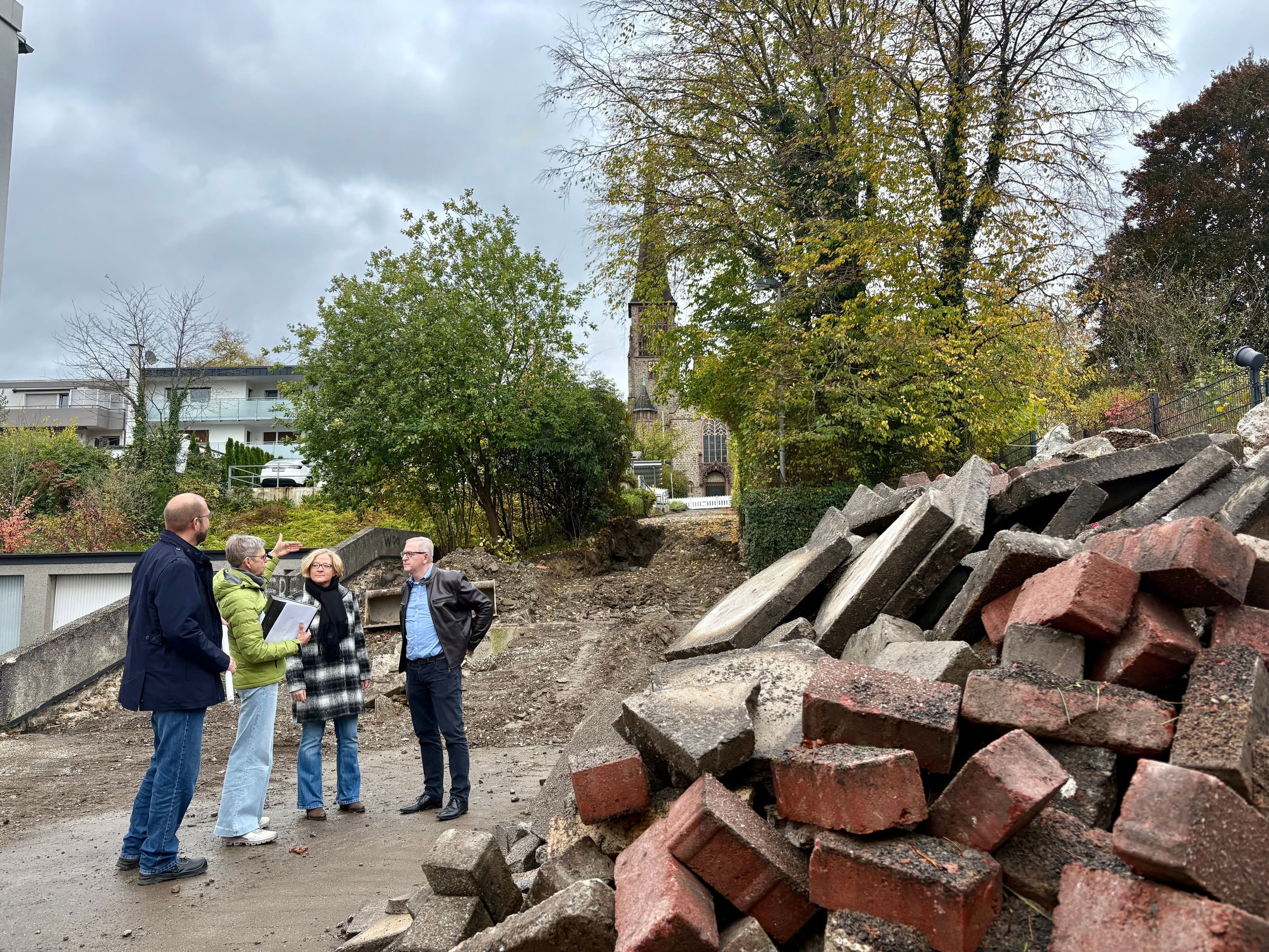Baudezernent Tobias Wilms, Dagmar Gerling, Dr. Roland Schröder und Manuela Schmidt präsentieren die Pläne und zeigen erste Baumaßnahmen zur Hauptstraße.