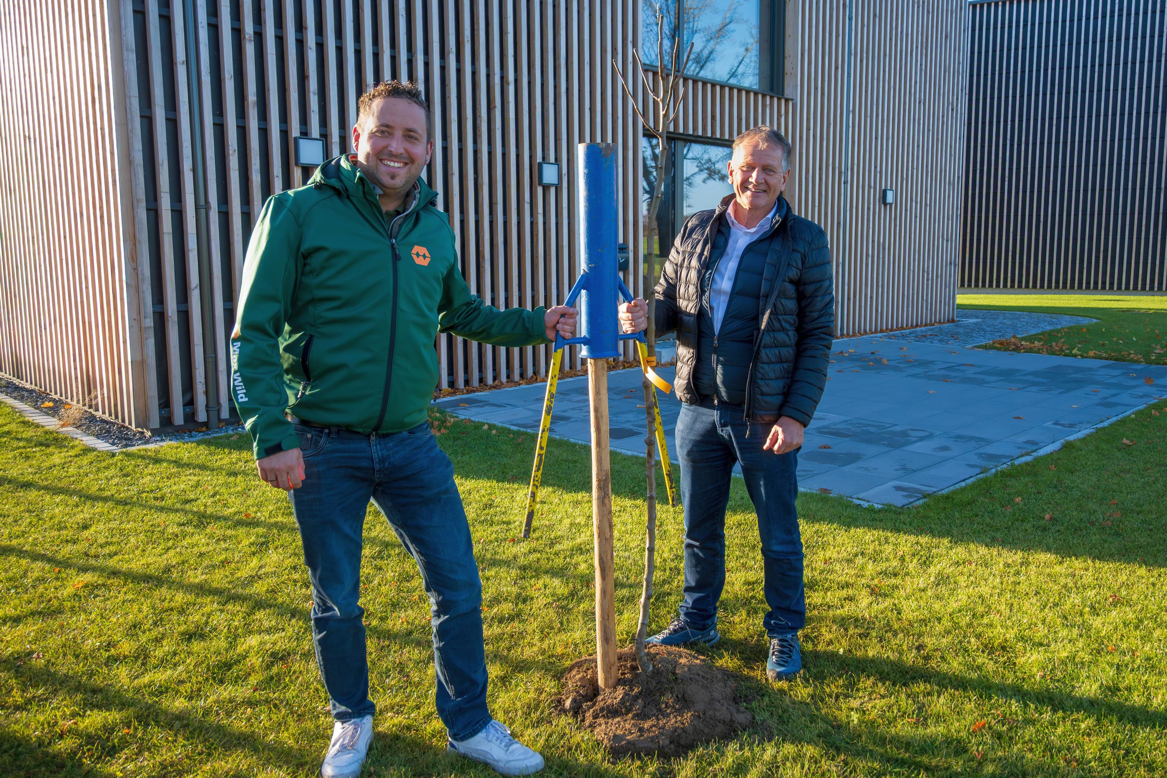 Oberbürgermeister Hans-Jörg Henle pflanzt gemeinsam mit lokalen Unternehmen zwei Bäume als Zeichen für Nachhaltigkeit.