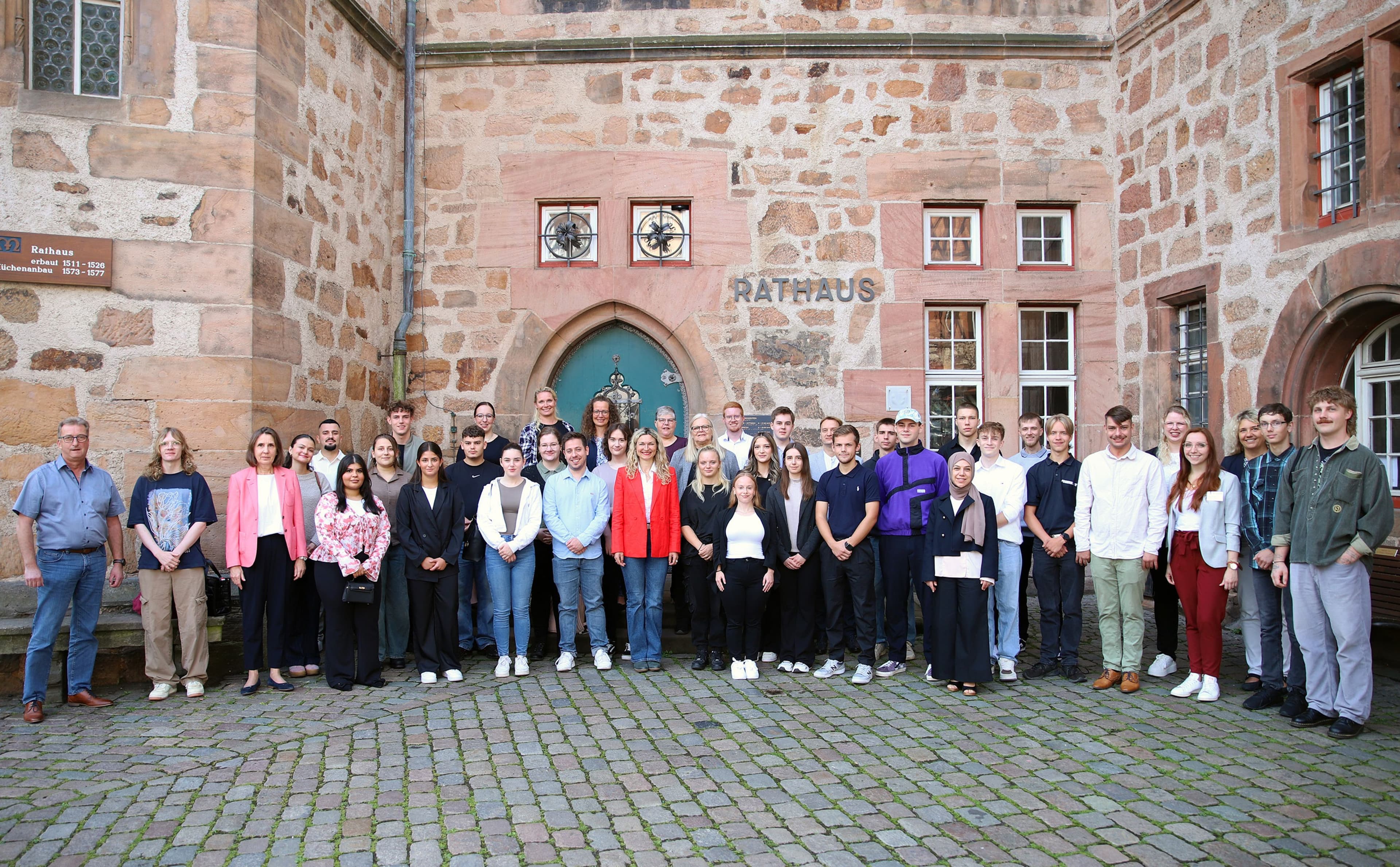 Bürgermeisterin Nadine Bernshausen begrüßt die neuen Auszubildenden im Rathaus.