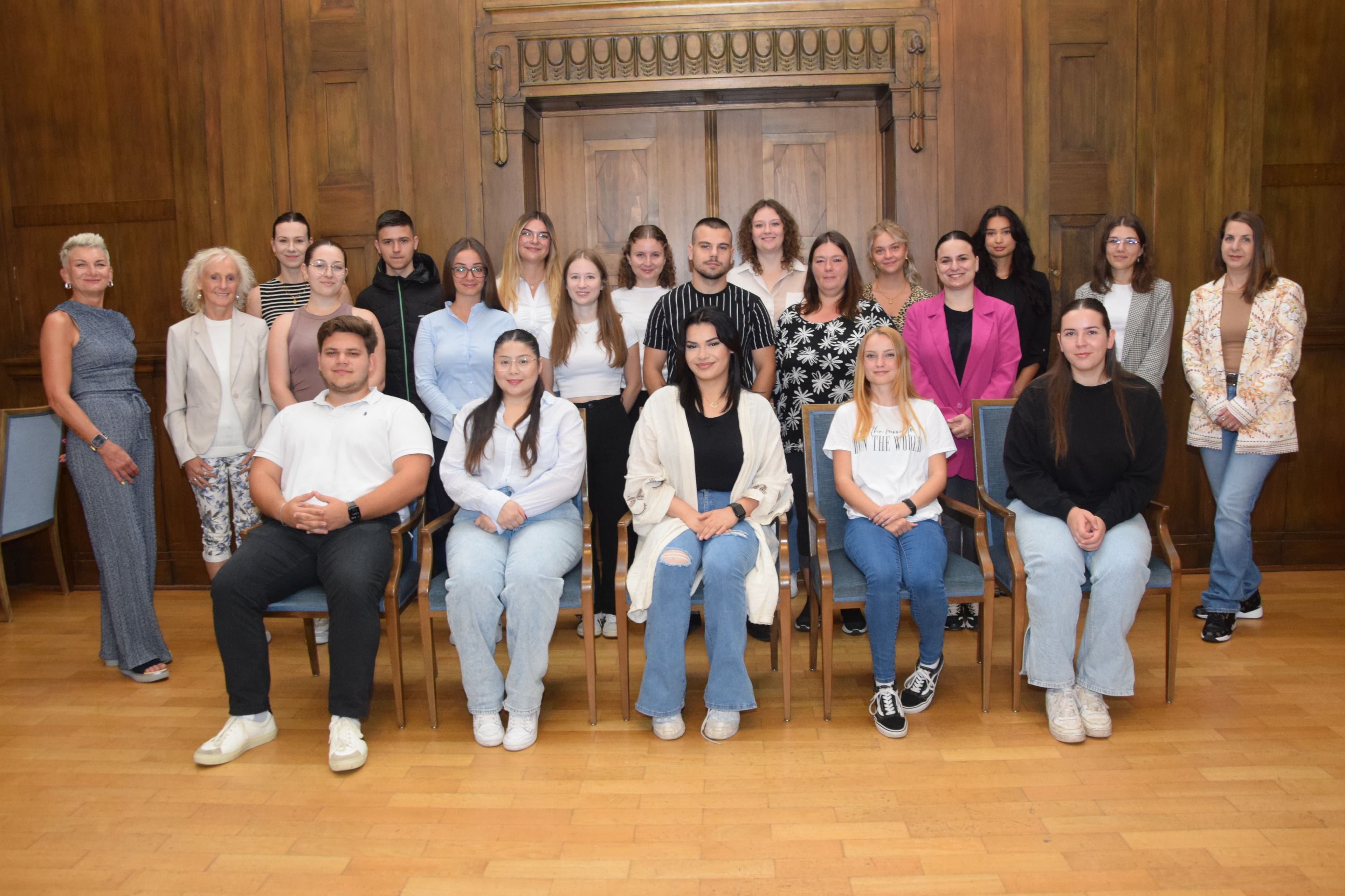 Begrüßung von 18 neuen Auszubildenden und Praktikanten durch die Stadtverwaltung Donaueschingen im Sitzungssaal des Rathauses.