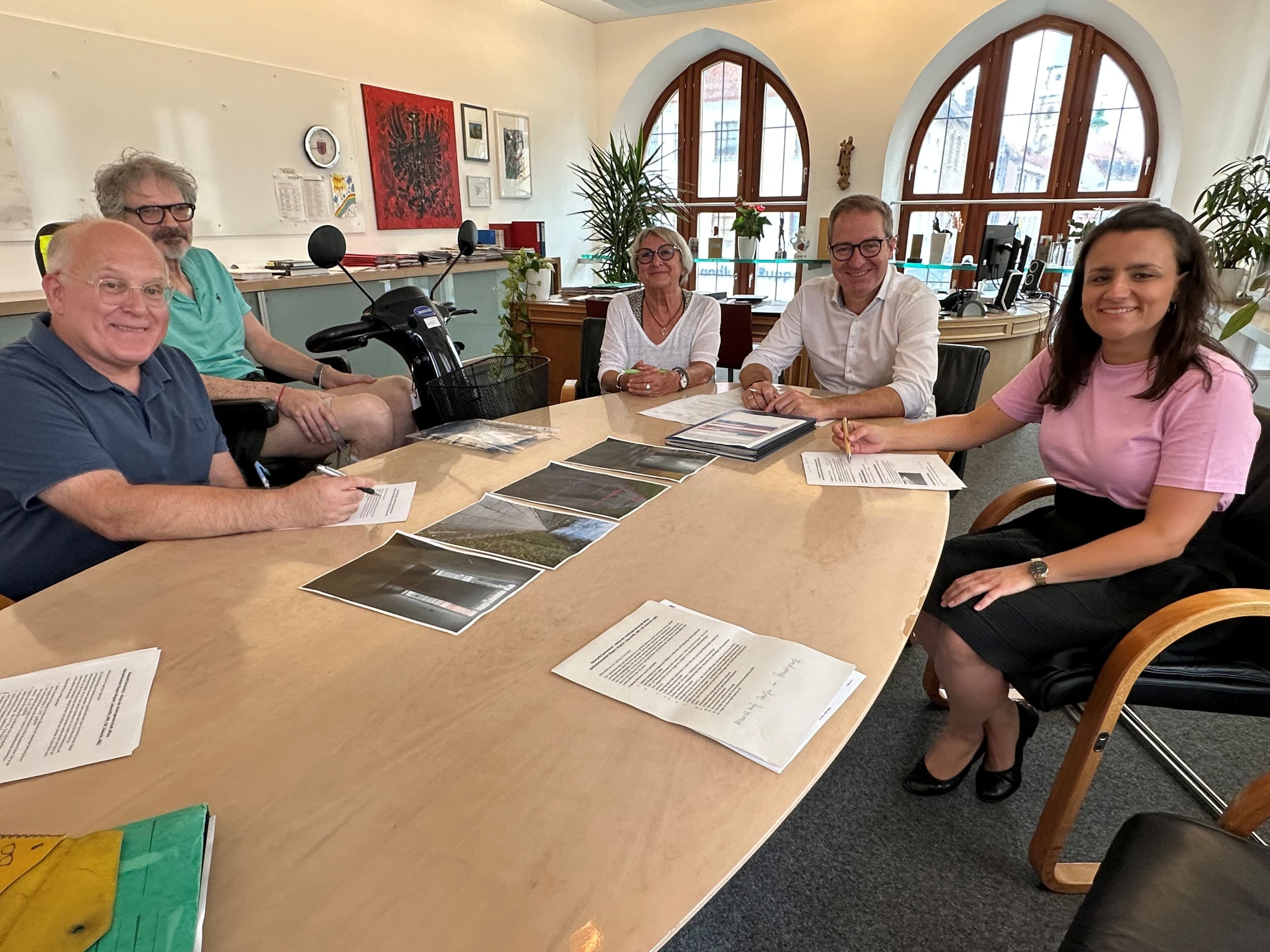 Beirat für Menschen mit Behinderung übergibt Liste von Barrieren an den Oberbürgermeister.