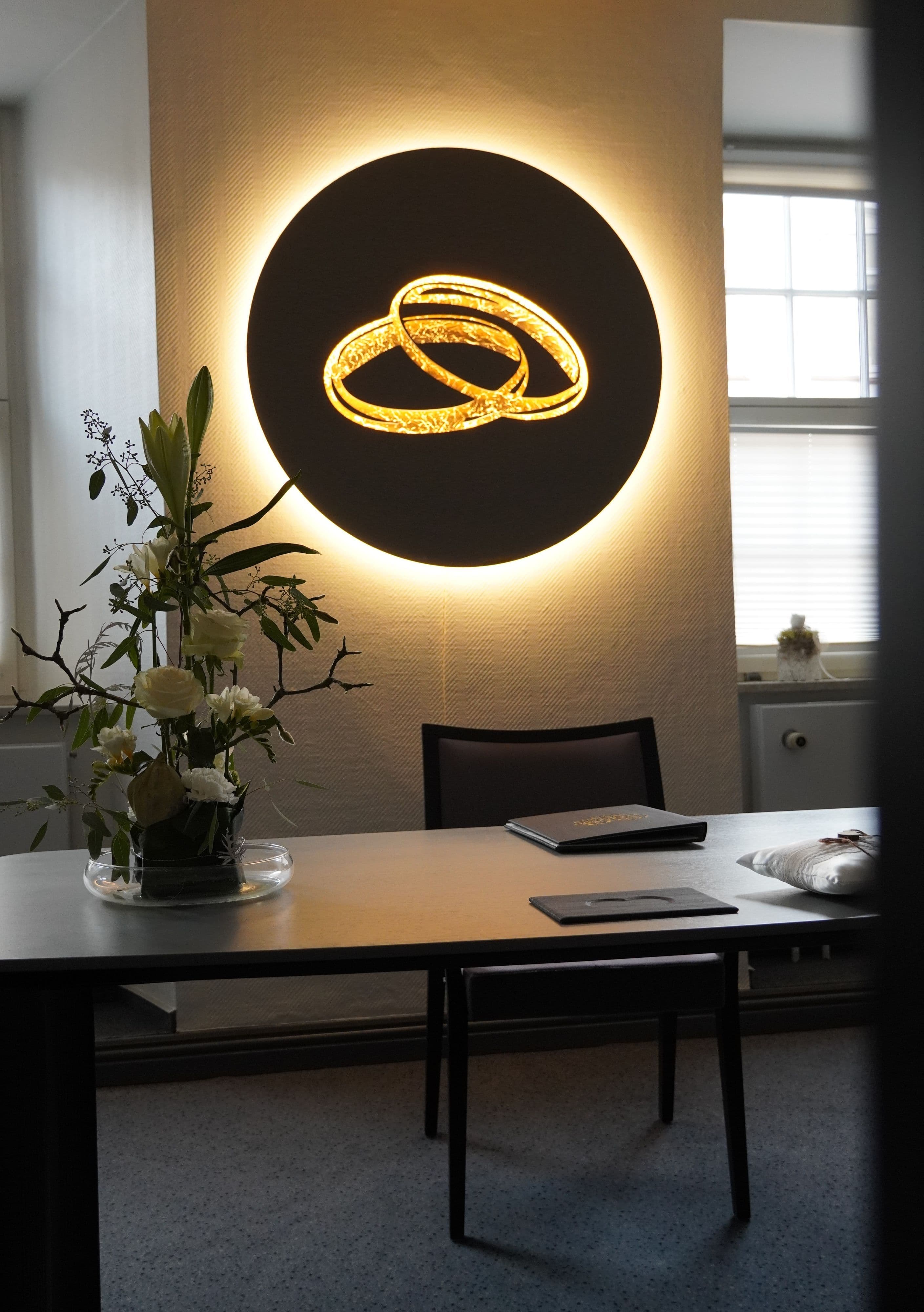 Goldene Ringe erleuchten das Trauzimmer | Symbolbild