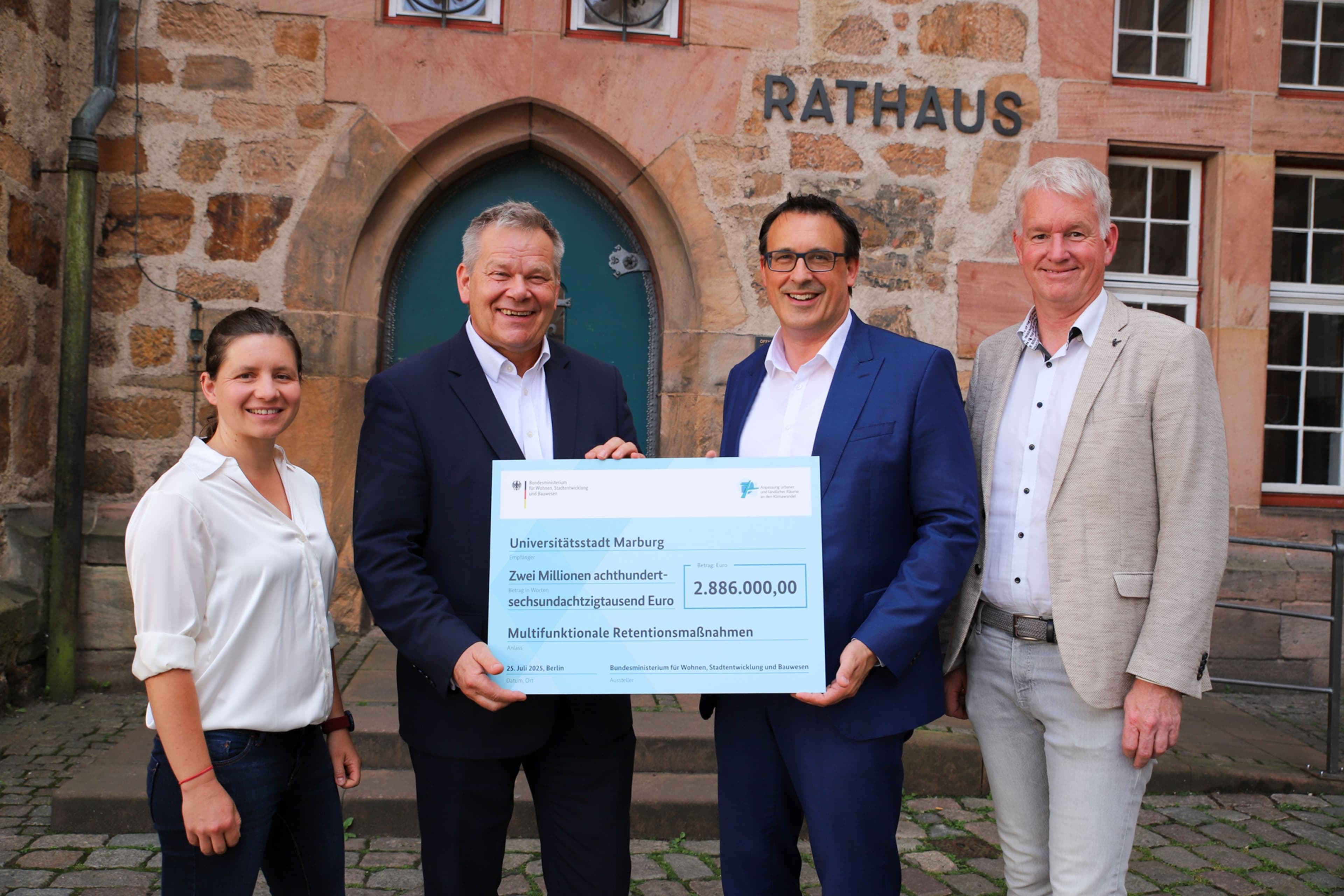 Förderübergabe: Sören Bartol überreicht Förderscheck an OB Dr. Thomas Spies und Team für Retentionsmaßnahmen.