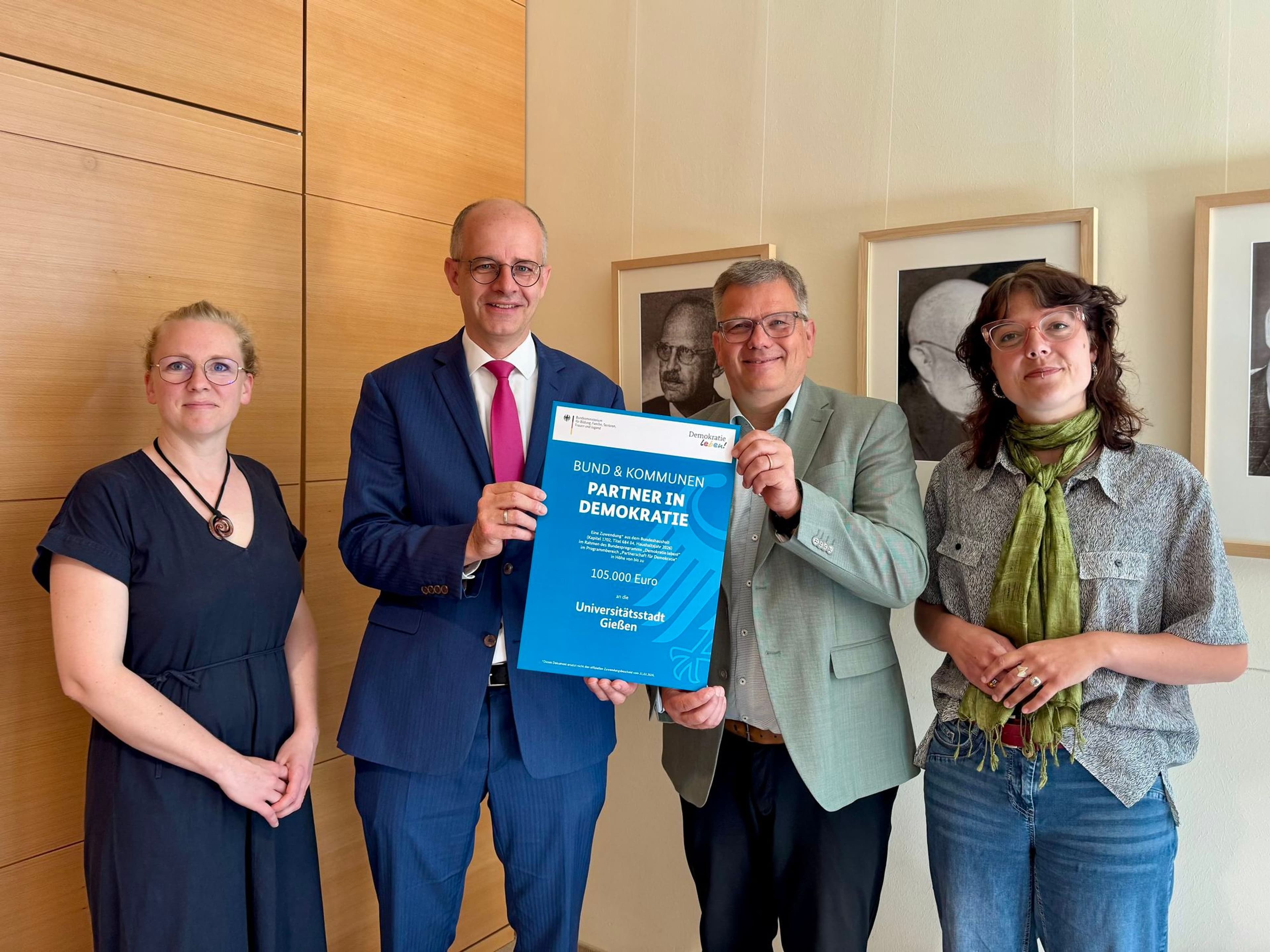 Symbolische Übergabe des Förderbescheids für die Partnerschaft für Demokratie in Gießen. Symbolische Übergabe des Förderbescheids für die Partnerschaft für Demokratie in Gießen.