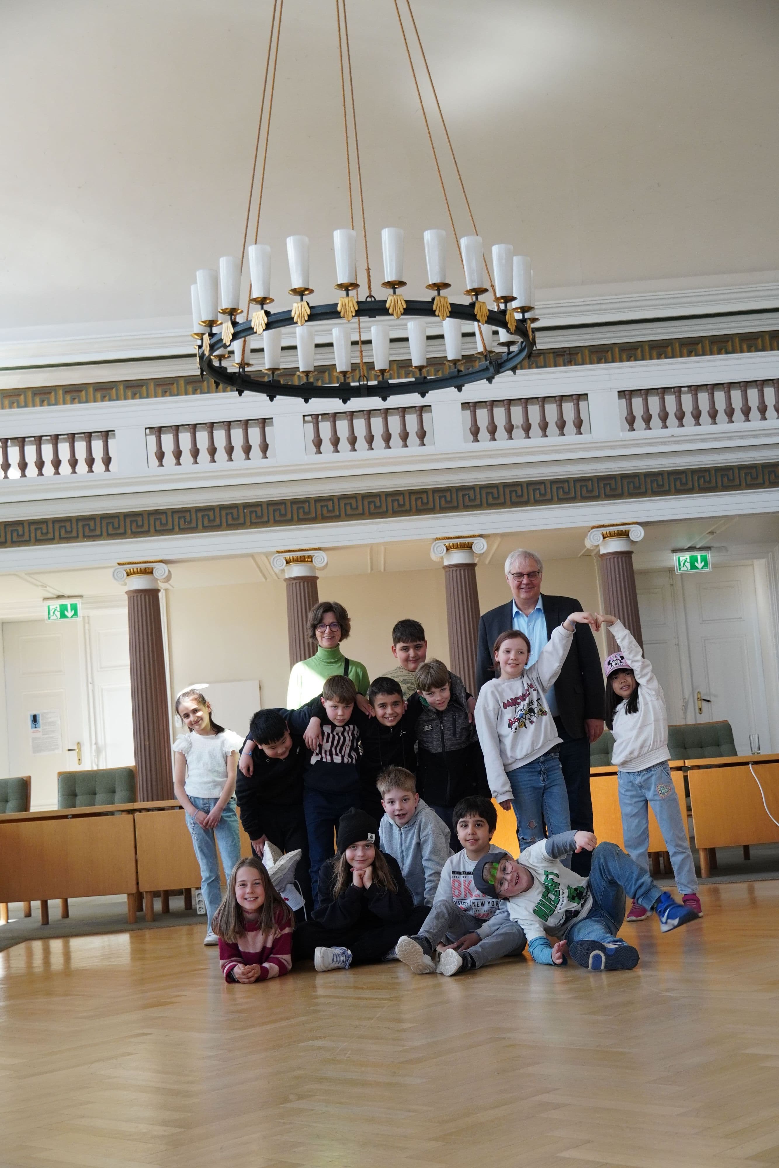 SchĂĽler aus Wilhelminenschule im Rathaus | Symbolbild