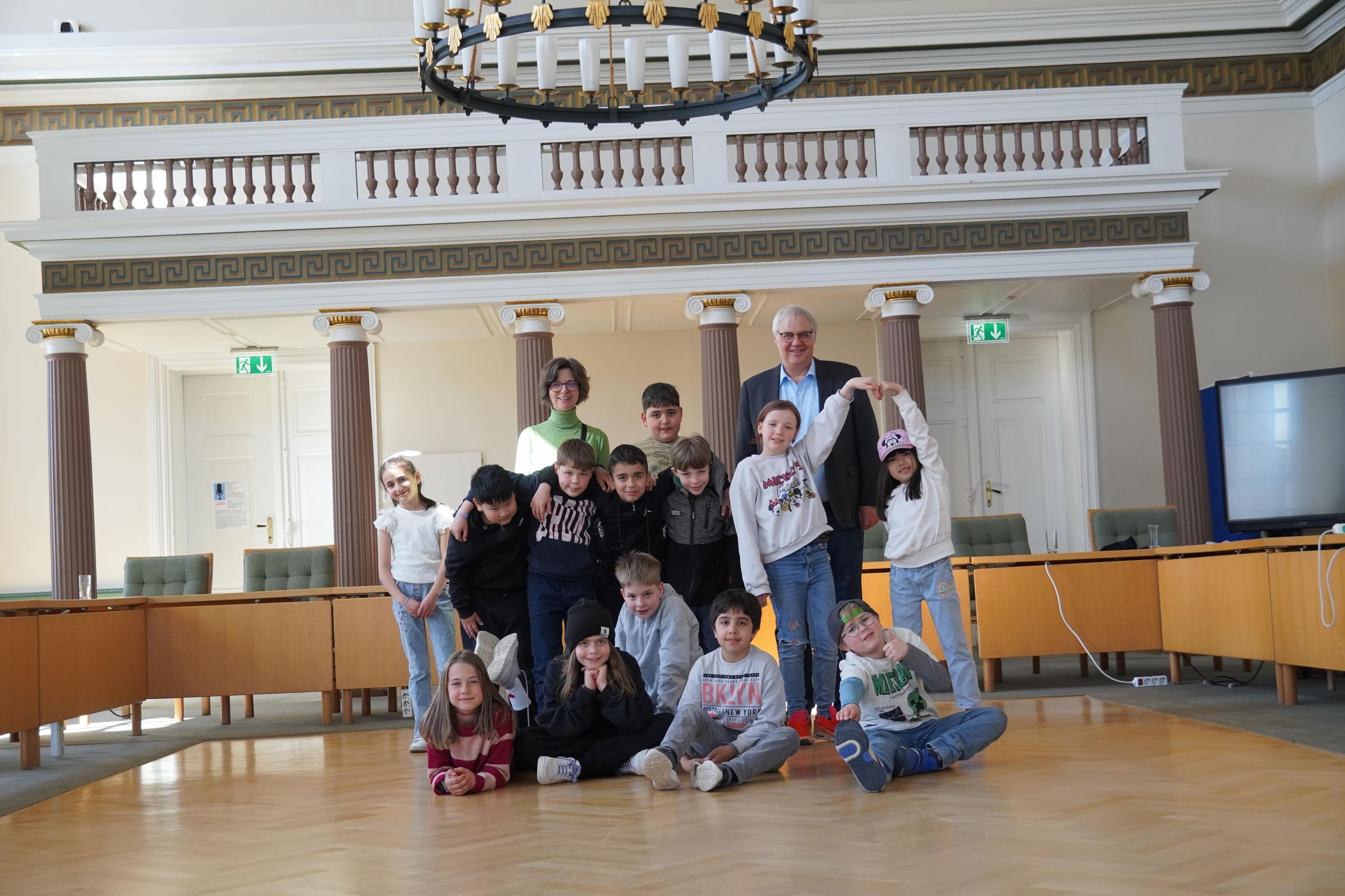 Besuch der 3c Wilhelminenschule im Schleswiger Rathaus mit BĂĽrgermeister Dose im Rahmen einer Ausstellung.