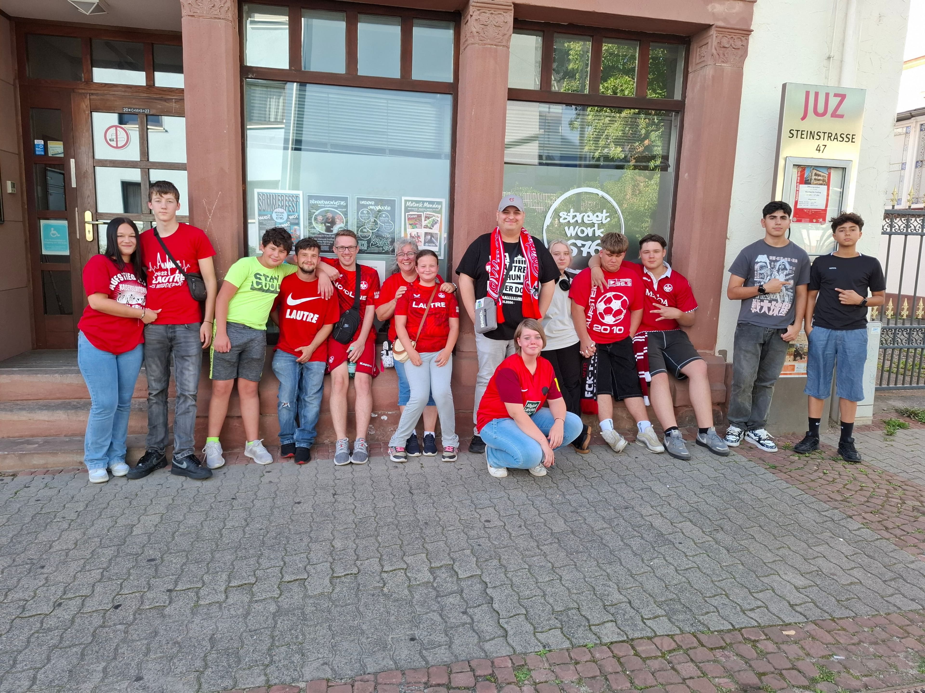 Der gemeinsame Besuch des ersten FCK-Heimspiels war ein Highlight des JUZ-Ferienprogramms.