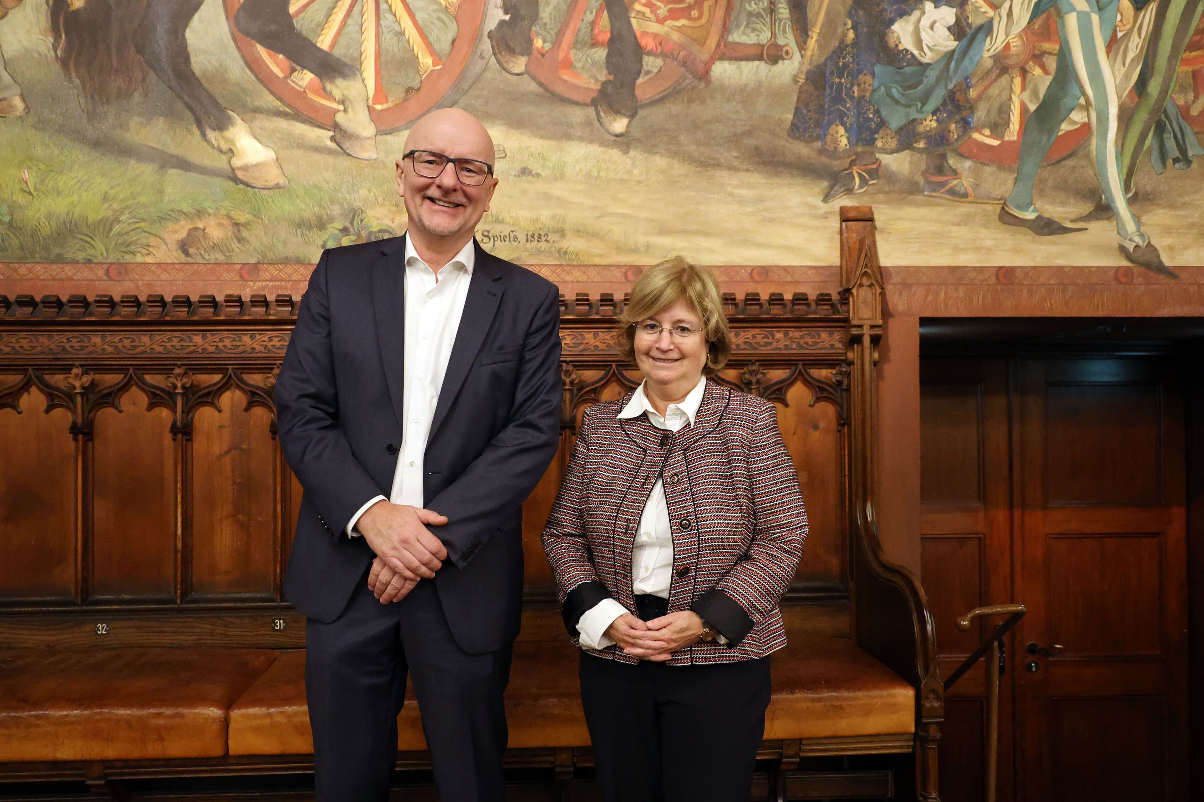 Oberbürgermeister Alexander Putz empfing die israelische Generalkonsulin Talya Lador-Fresher im Rathaus.
