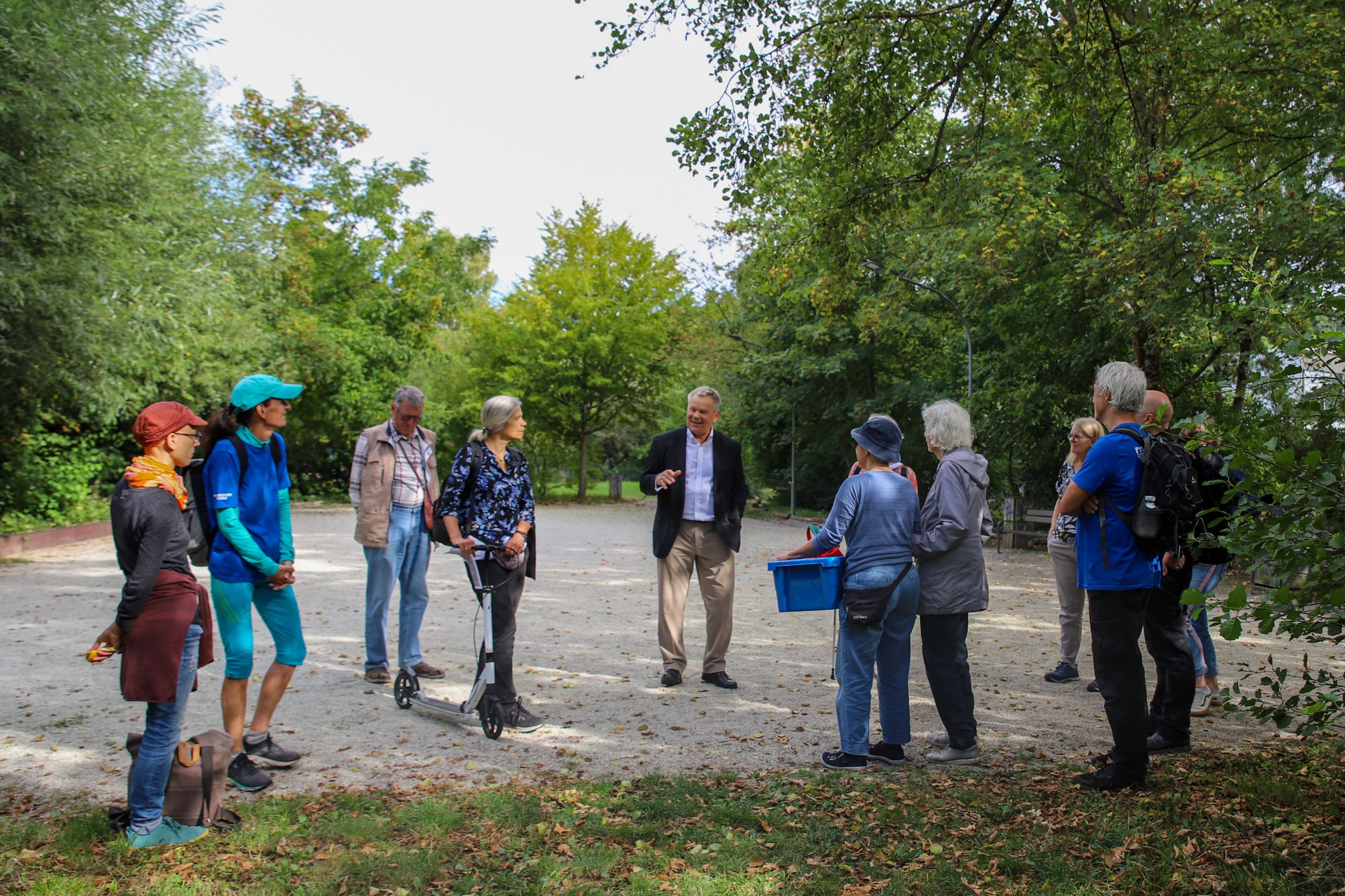 Auftaktspaziergang zum Aktionsmonat "Bewegt ins Alter" mit Oberbürgermeister Dr. Spies und Stadträtin Dinnebier.