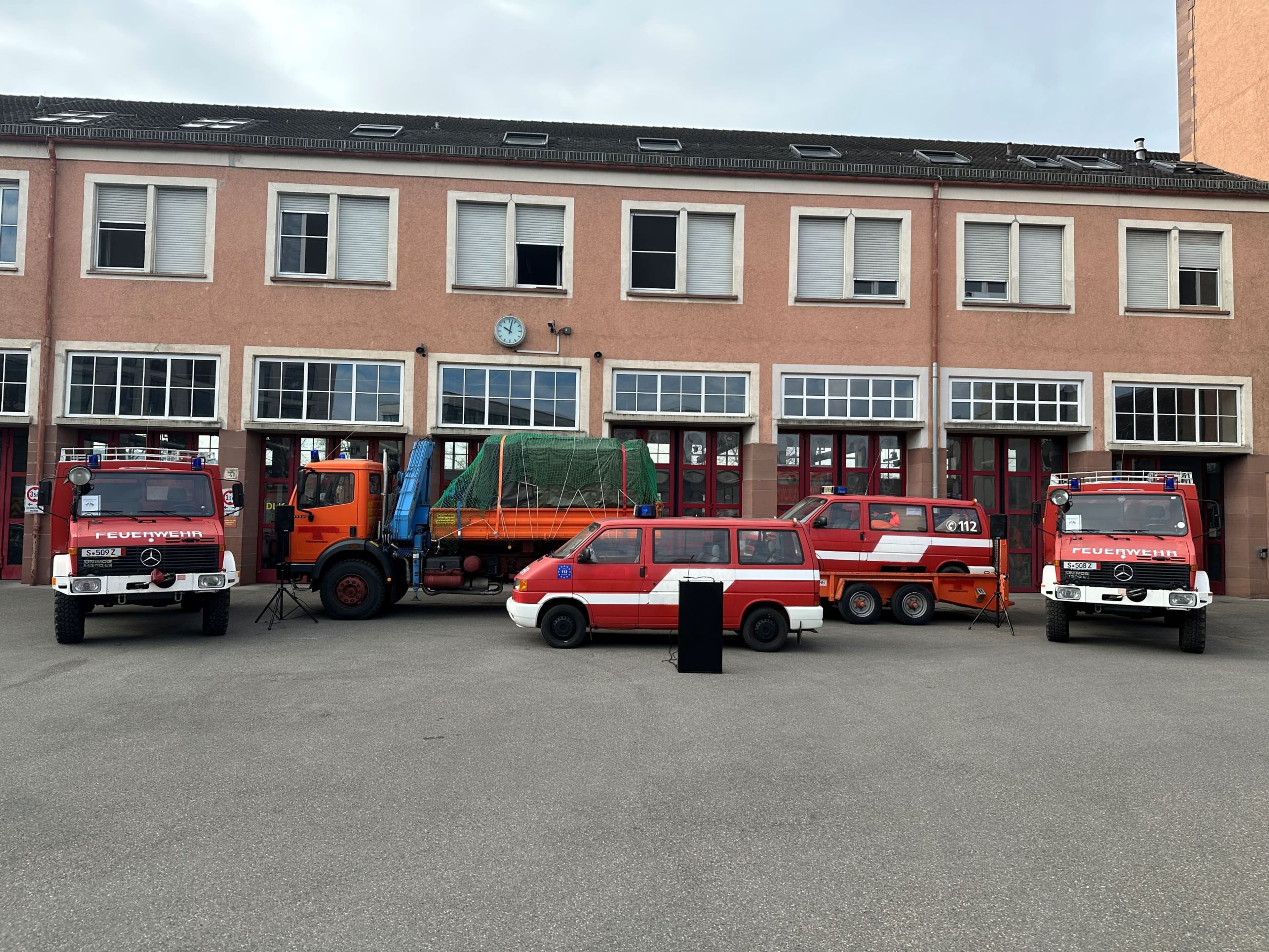 Die Feuerwehr Stuttgart hat neue Feuerwehrfahrzeuge und Schutzkleidung an die Solidaritätspartnerstadt Chmelnyzkyj in der Ukraine übergeben, um die Einsatzkräfte vor Ort zu unterstützen.