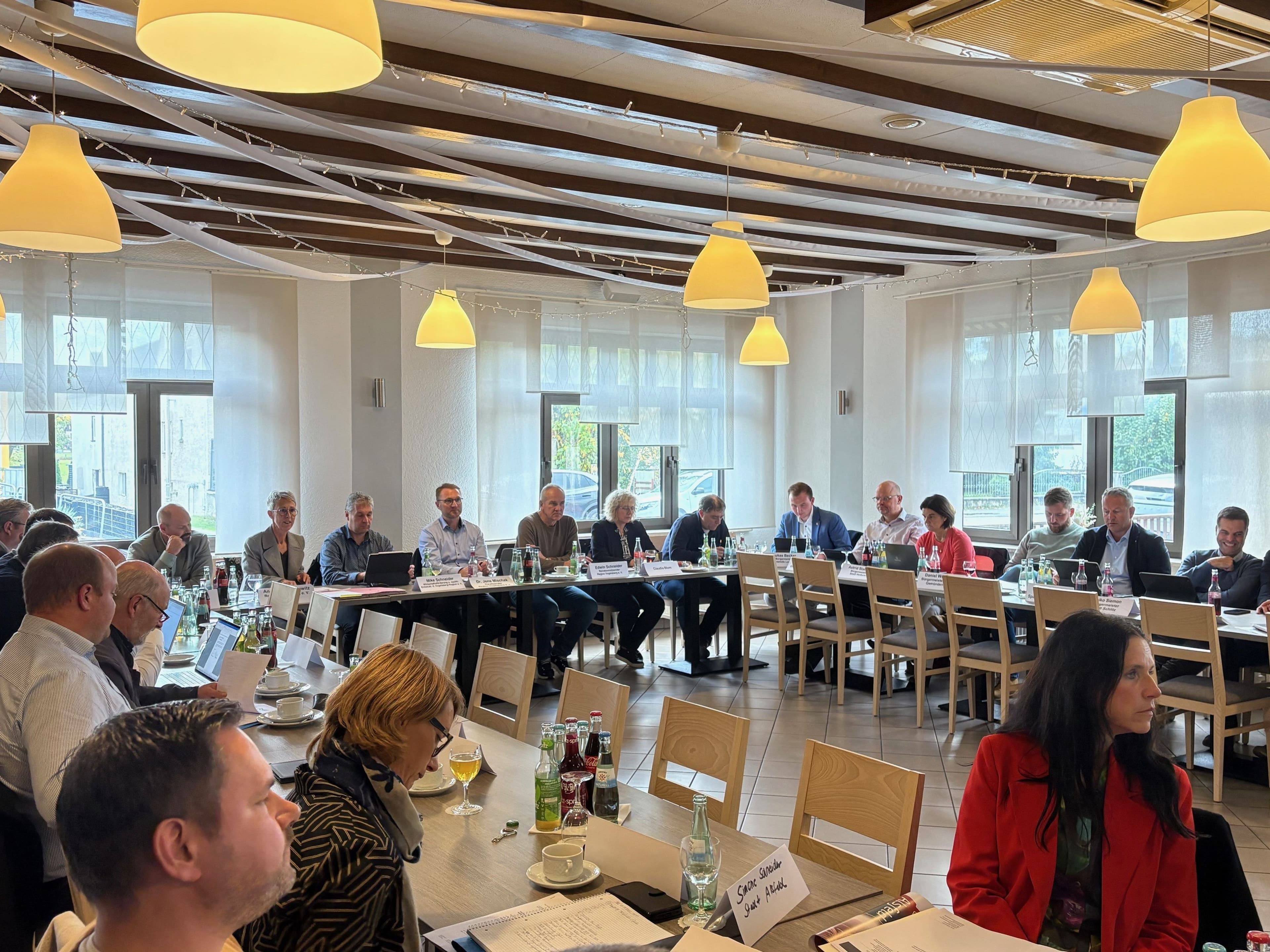 Mitglieder und Erzeuger bei der Versammlung des Vereins Region Vogelsberg e. V. im Landgasthof 'Alte Mühle'.