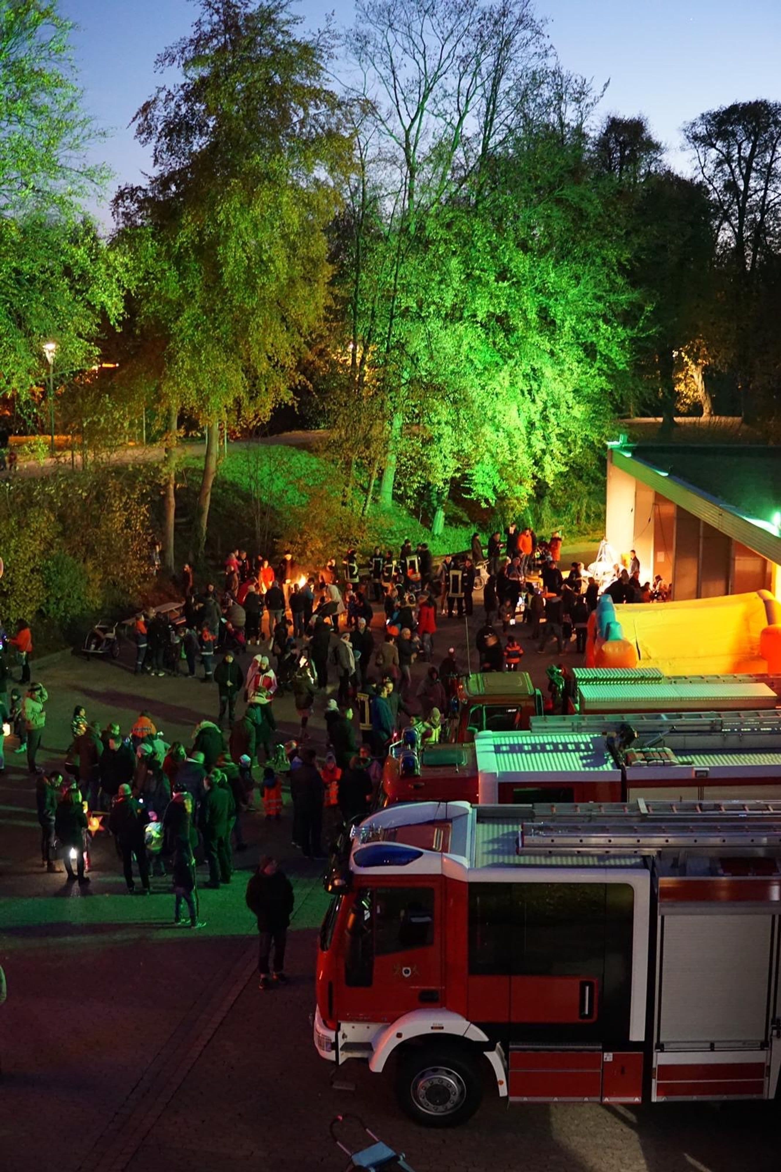 Das Laternenfest der Feuerwehr Lemgo bietet Umzug, Lagerfeuer und buntes Programm für Familien.
