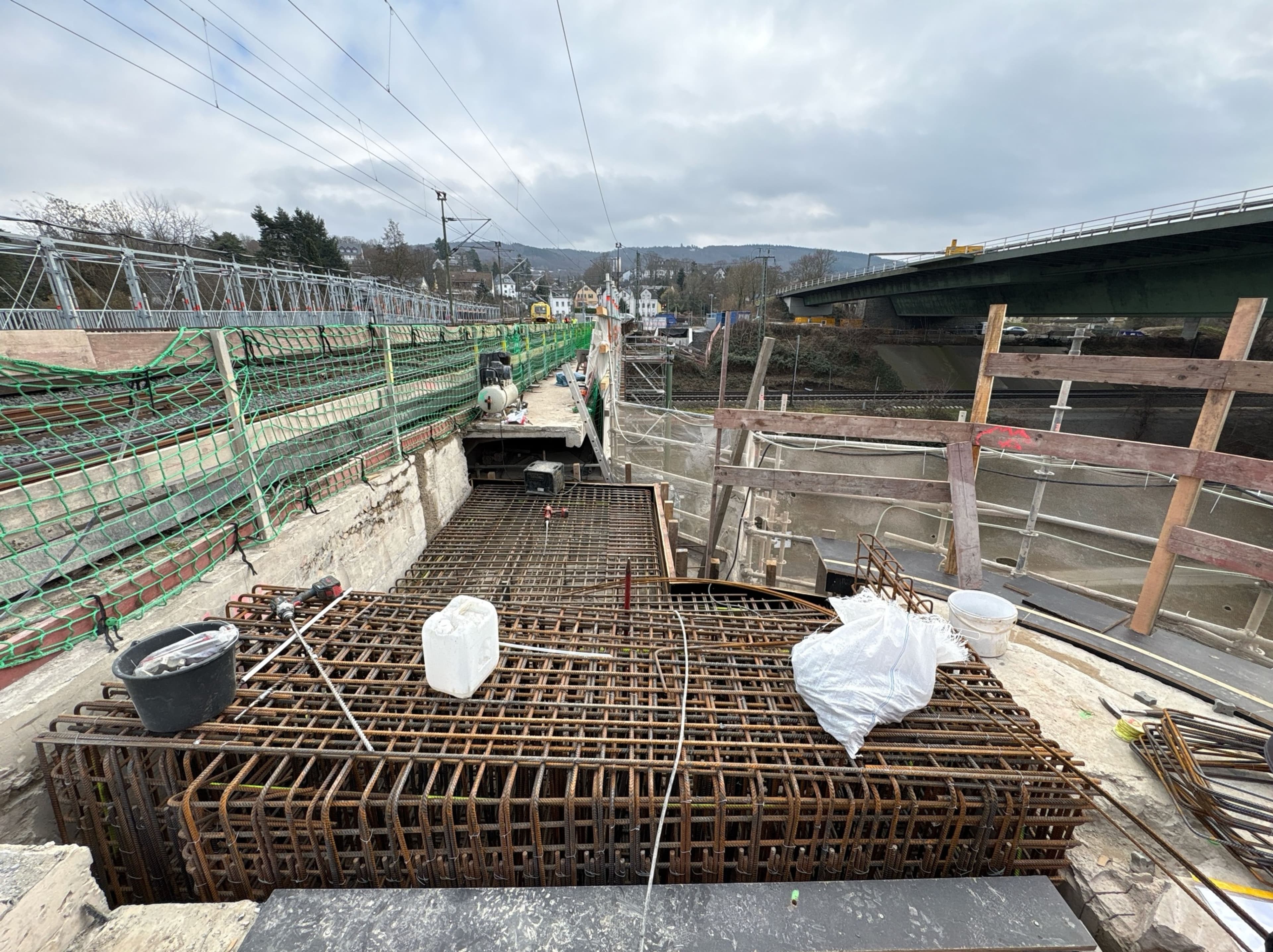 Umbauarbeiten an der Horchheimer Eisenbahnbrücke liegen im Zeitplan, 1. Bauabschnitt ist fertiggestellt. Umbauarbeiten an der Horchheimer Eisenbahnbrücke liegen im Zeitplan, 1. Bauabschnitt ist fertiggestellt.