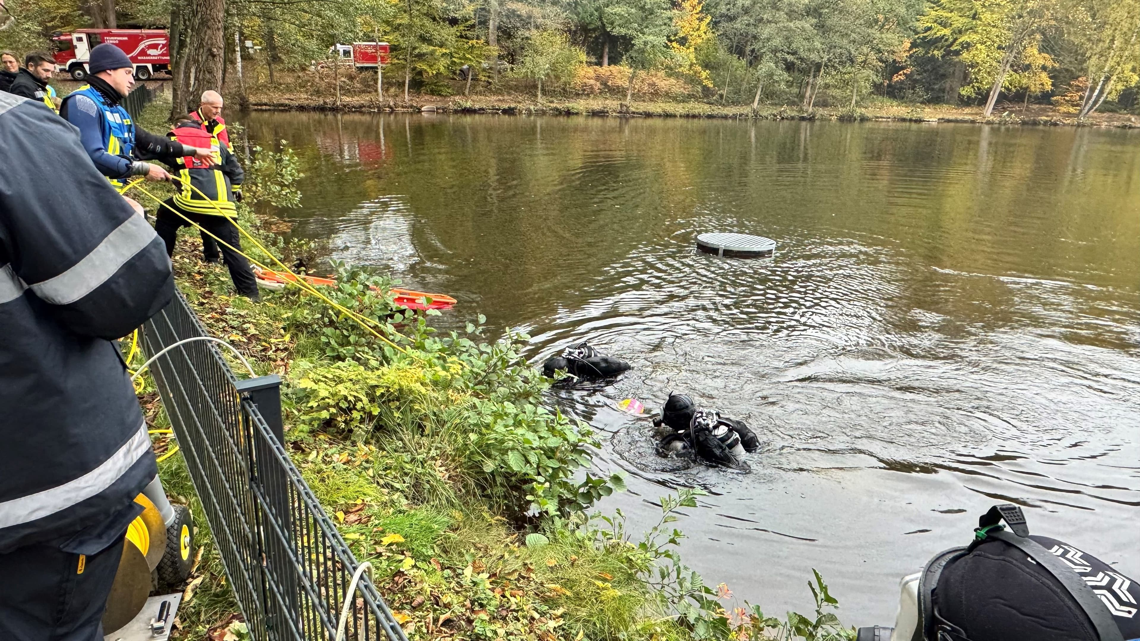 Feuerwehr Lemgo und Prüfungskommission nach abgelegter Feuerwehrtaucher-Prüfung Stufe zwei.
