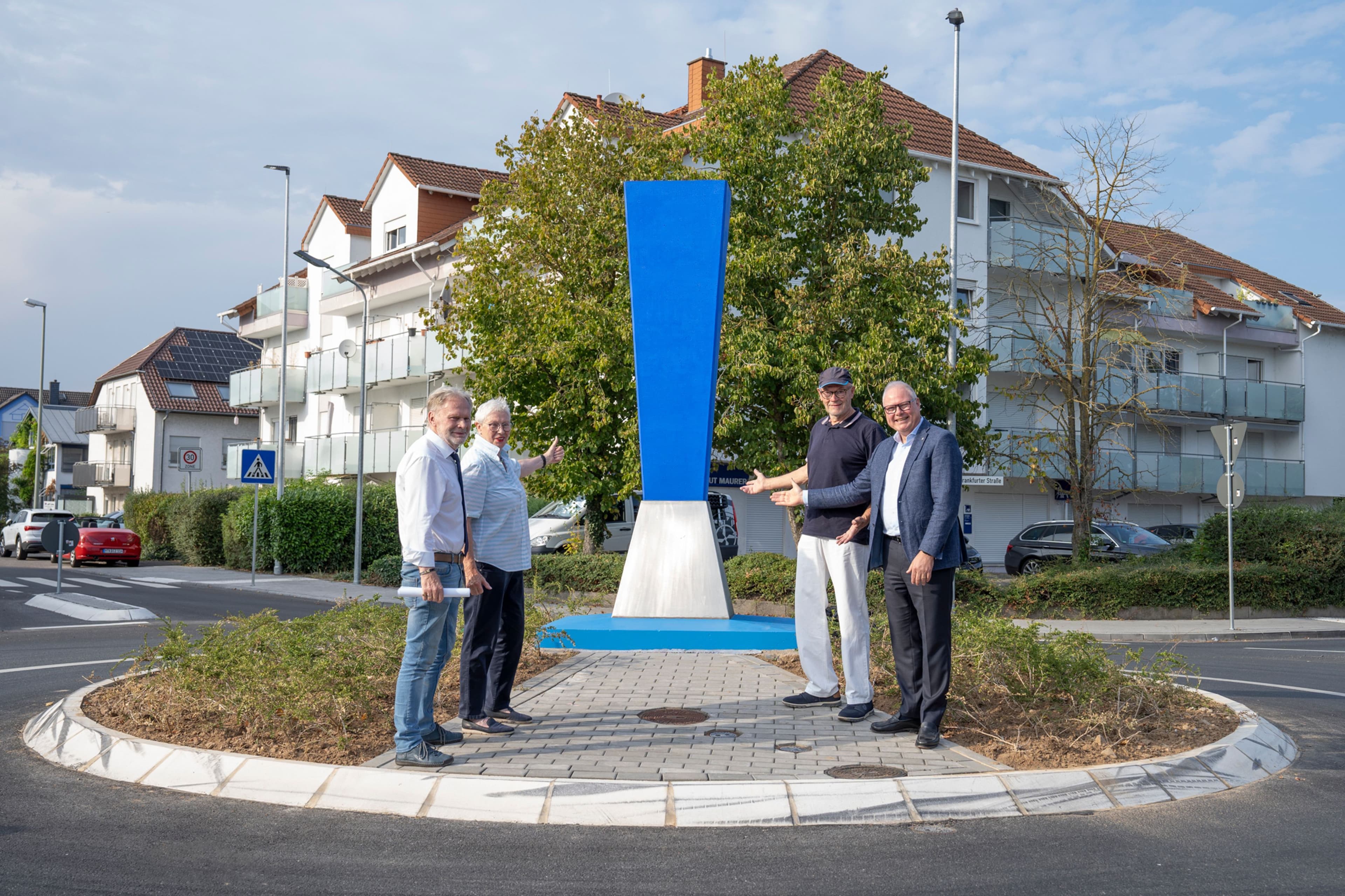 Enthüllung der Stele Nereus durch den Hochheimer Ersten Stadtrat Hans Mohr und den Geschäftsführer der Tetra Pak GmbH, Stephan Karl, während der Einweihung des neuen Kreisverkehrs an der Frankfurter Straße.