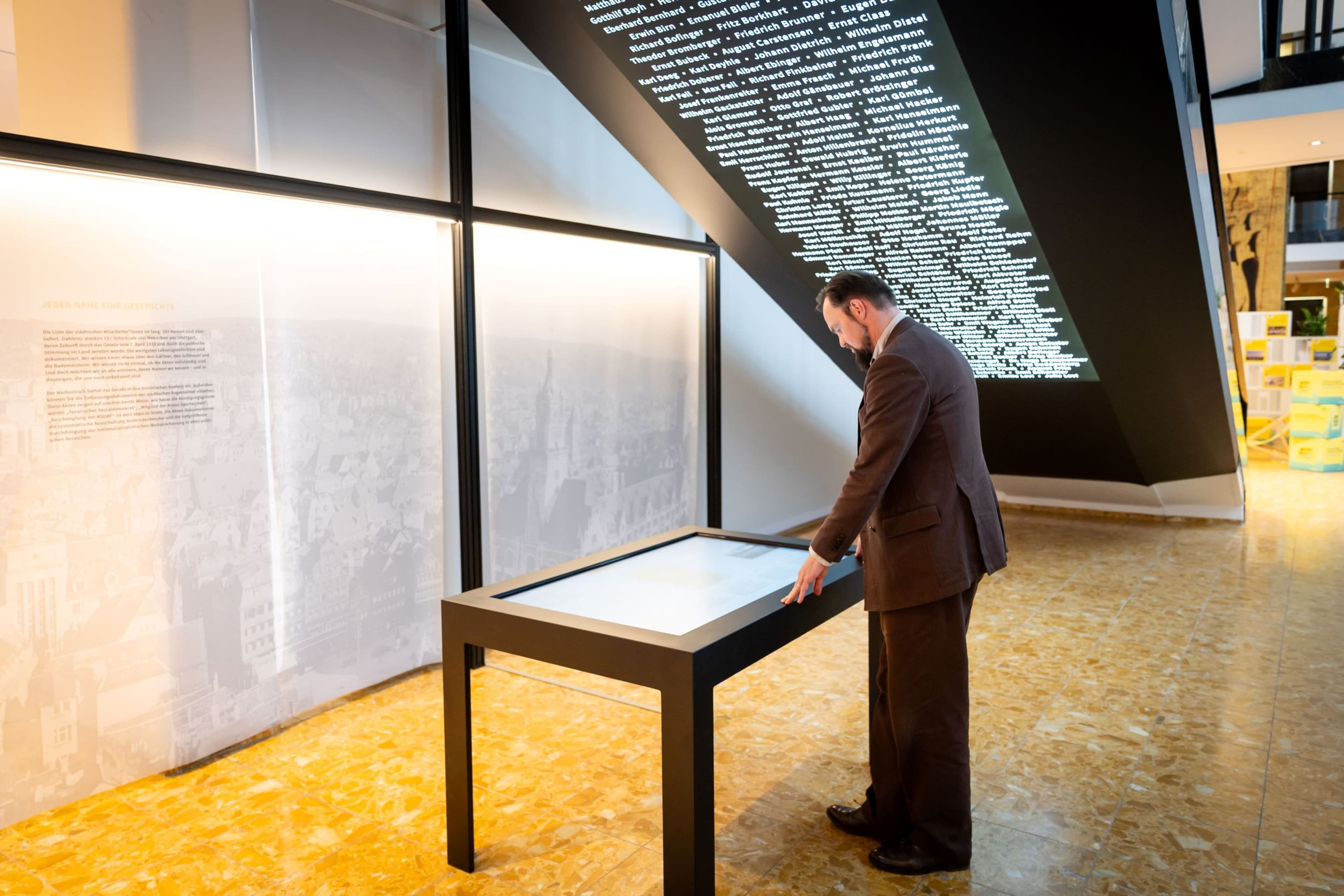 Erinnerung im Licht: NS-Schicksale im Rathaus | Symbolbild