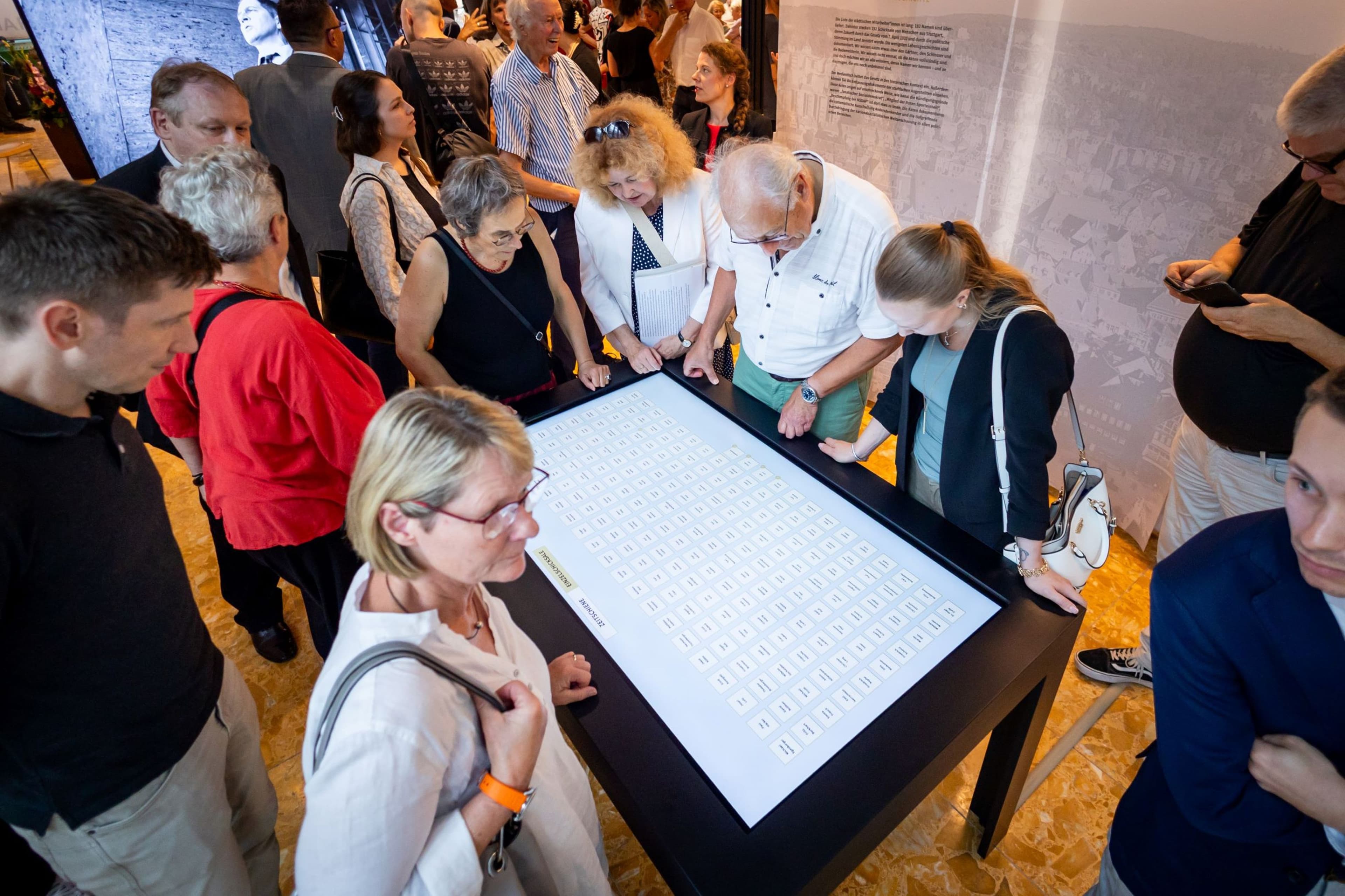 Erinnerung im Licht: NS-Schicksale im Rathaus | Symbolbild