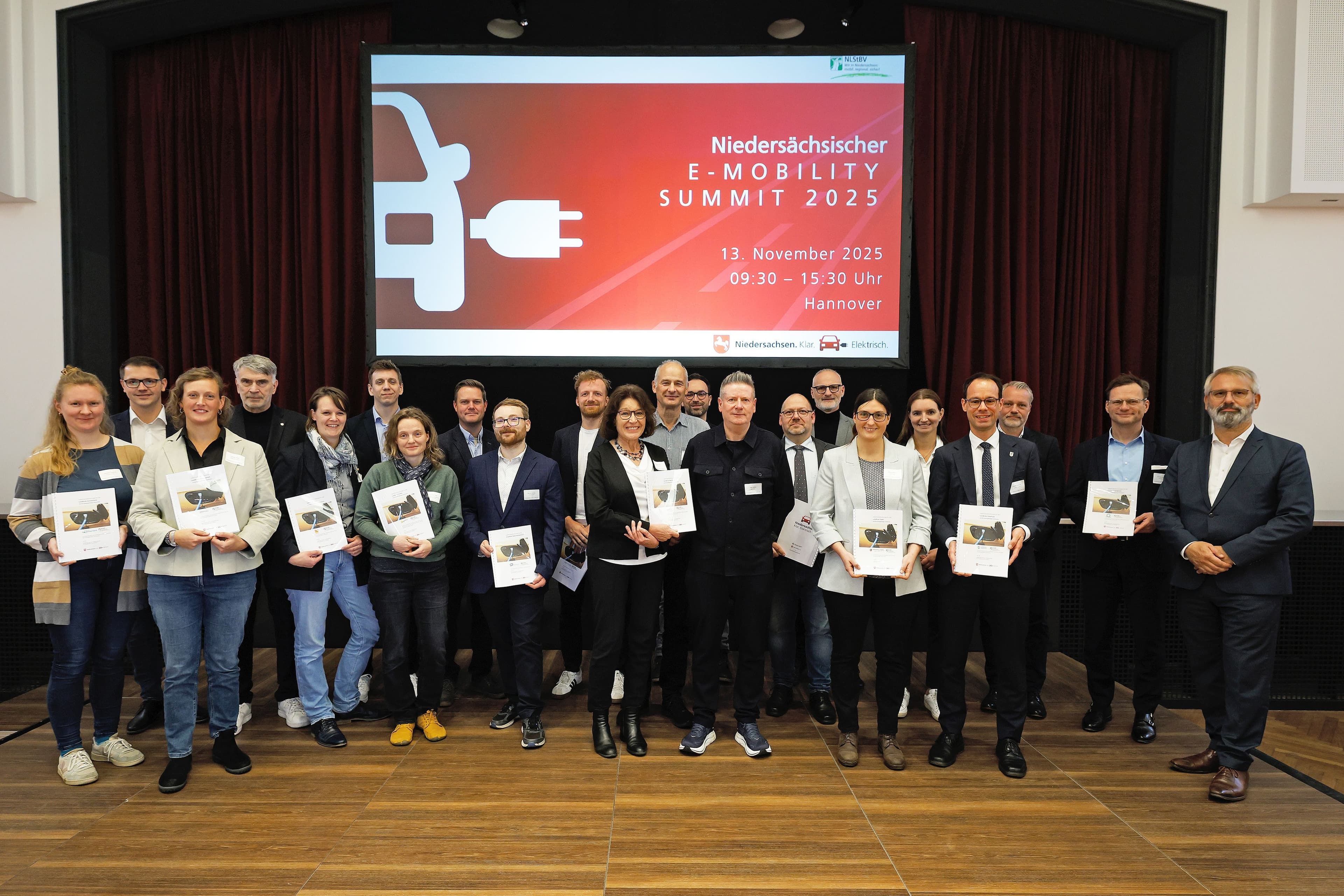 Moritz Niemann und Maurice Jastram aus Delmenhorst erhalten das Ladeinfrastruktur-Konzept von Timo Quander.