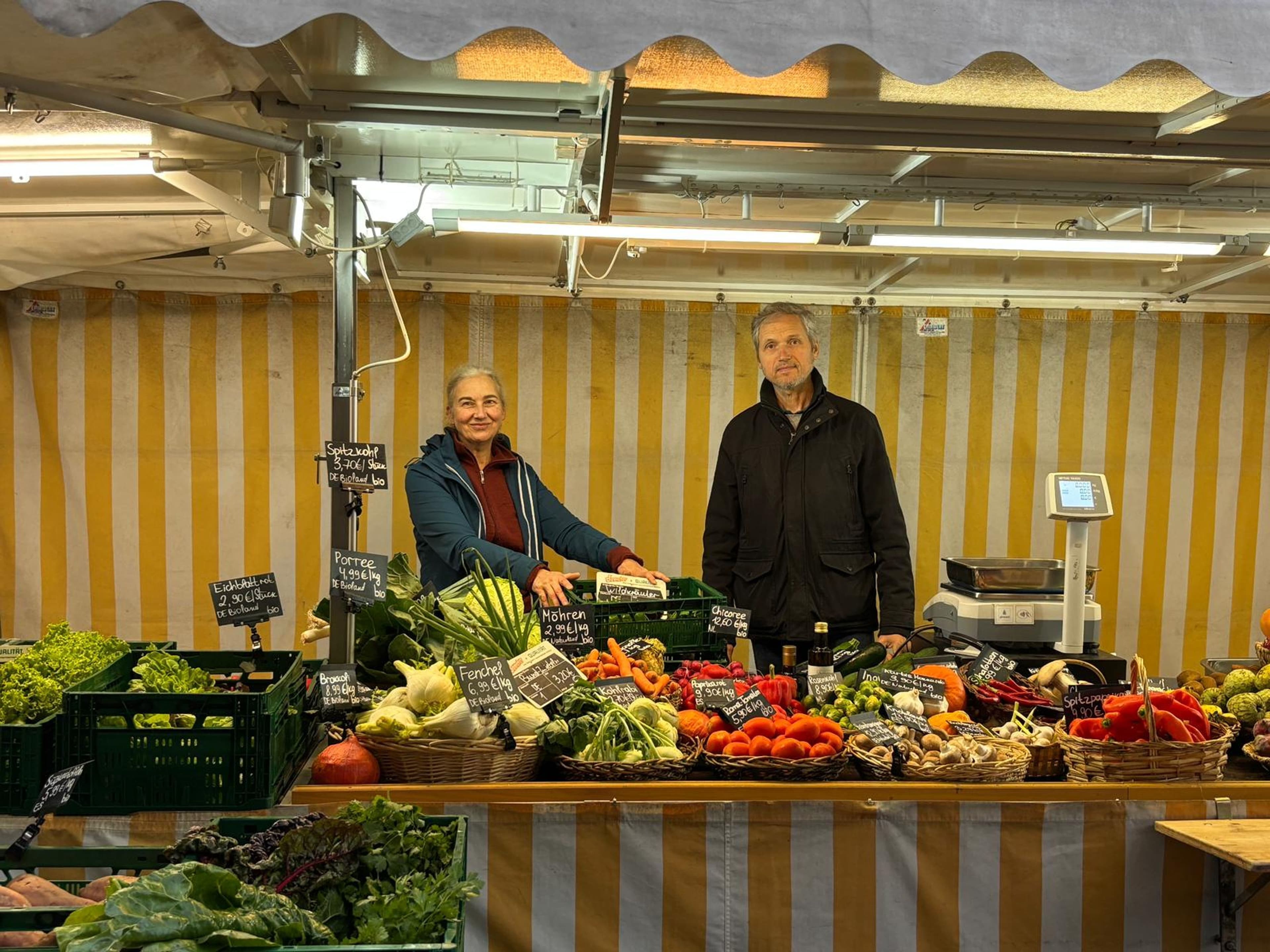 Der neue Bio-Frische-Marktstand auf dem Hildener Wochenmarkt bietet regionale und vegane Produkte.