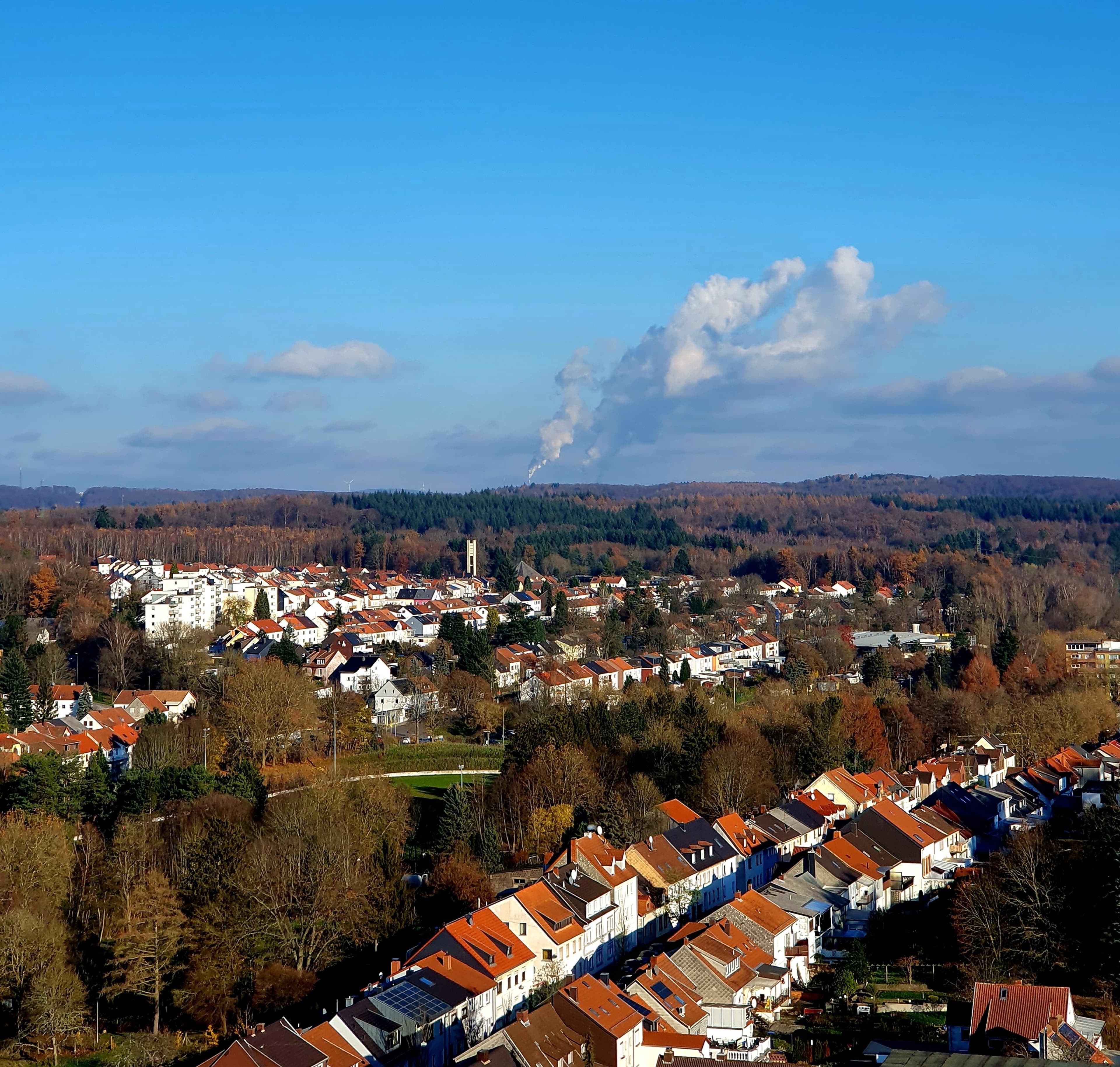 Blick vom Beckerturm auf das Wohngebiet Mühlwald in St. Ingbert, Teil des Stadtrundgangs. Blick vom Beckerturm auf das Wohngebiet Mühlwald in St. Ingbert, Teil des Stadtrundgangs.