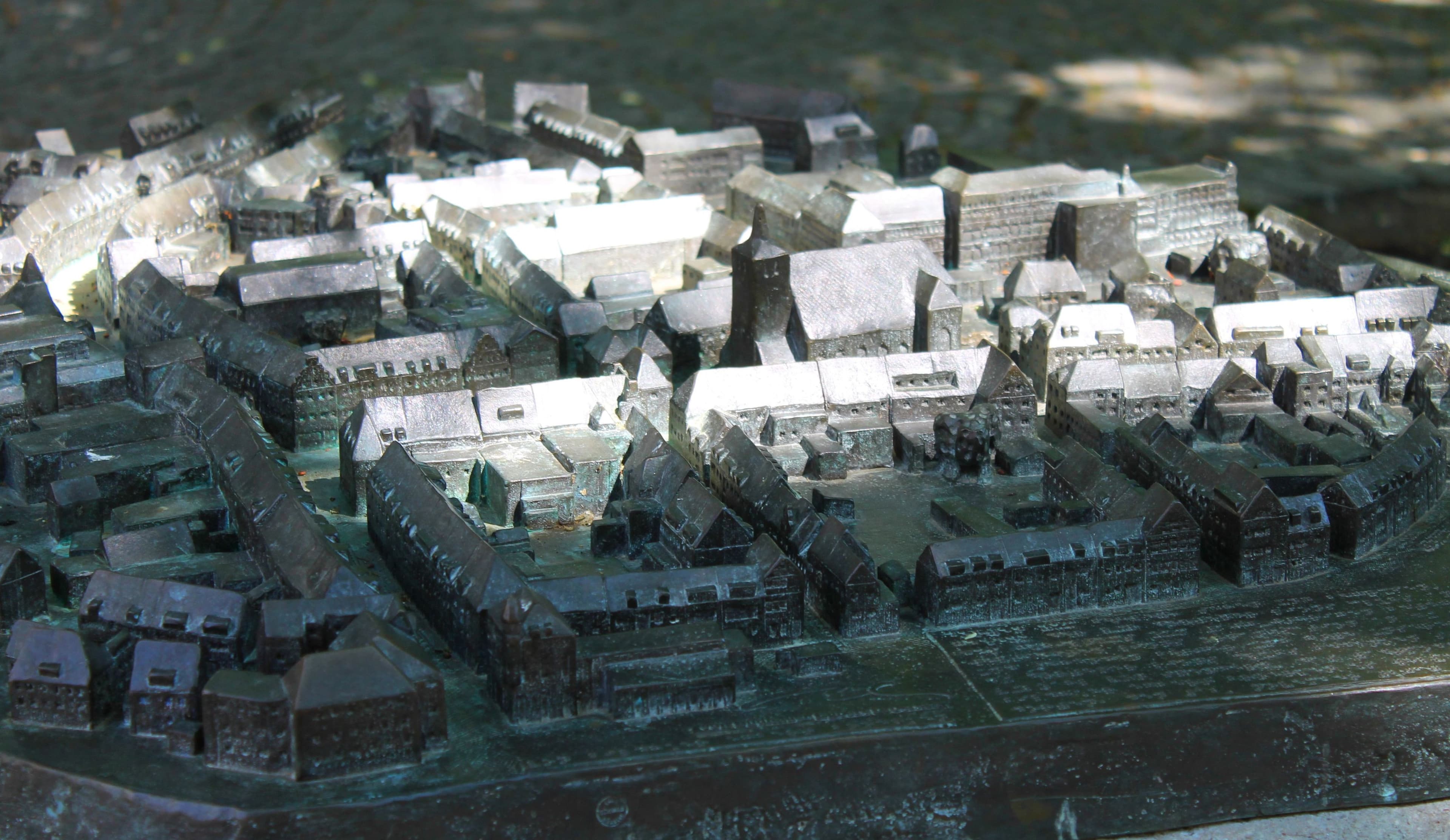 Blindenmodell an der Essener Straße illustriert die Stadtgeschichte für Besucher.