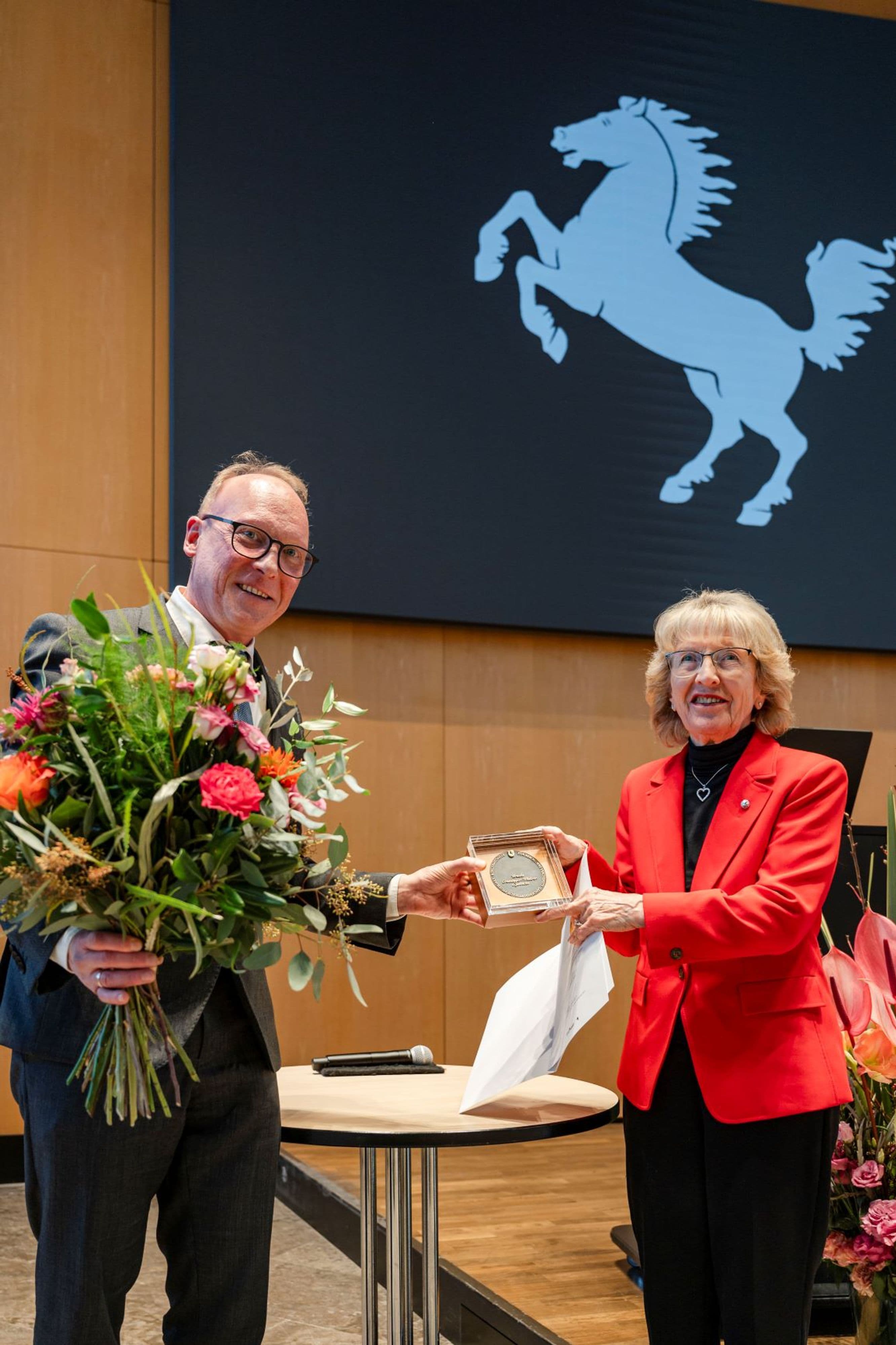 Bürgermeister Thomas Fuhrmann überreicht Ursula Grötzinger-Wiehrer die Bürgermedaille der Stadt Stuttgart als Anerkennung für ihr jahrzehntelanges Engagement.