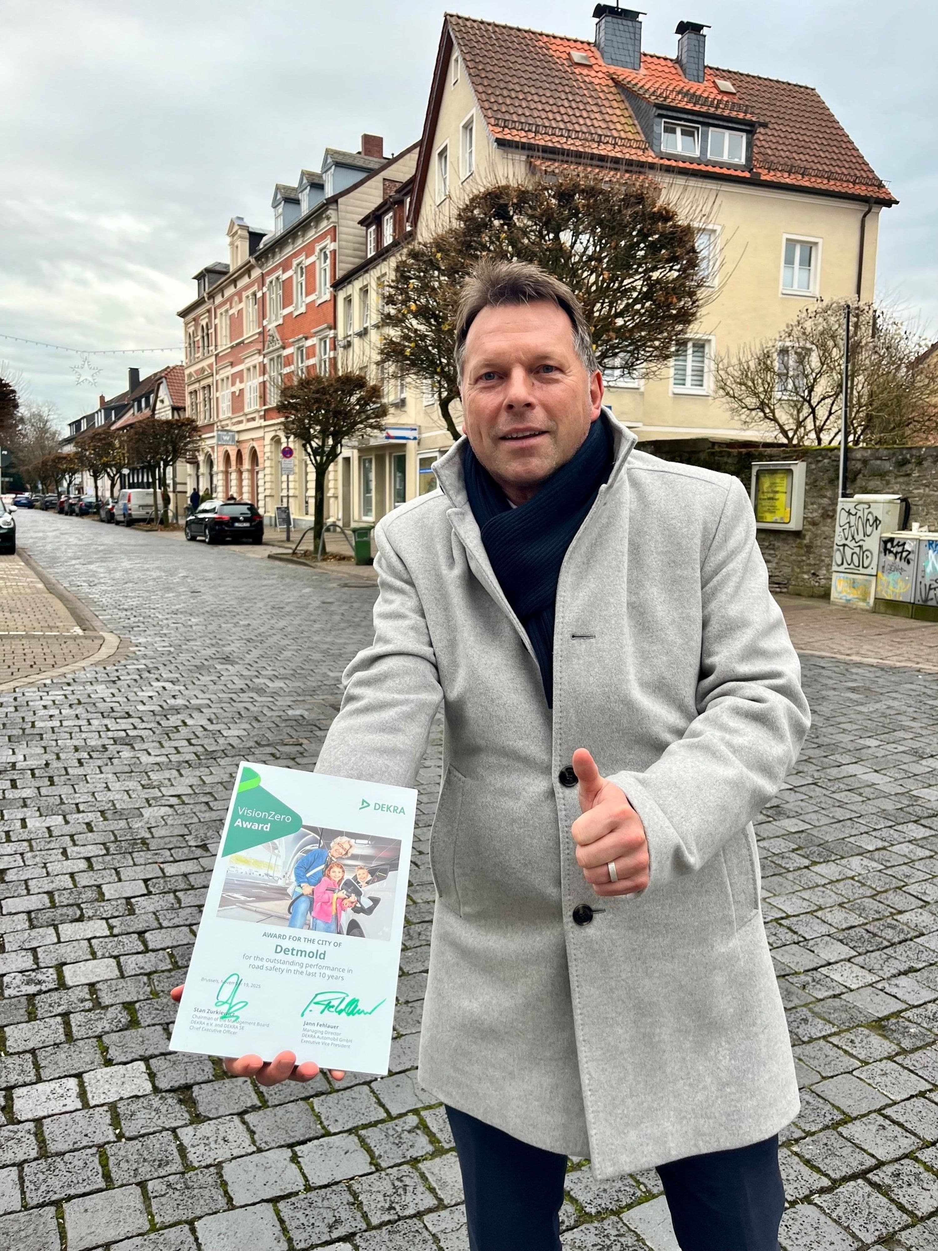 Detmolds Bürgermeister Frank Hilker mit dem Dekra Vision Zero Award 2025 für Verkehrssicherheit.