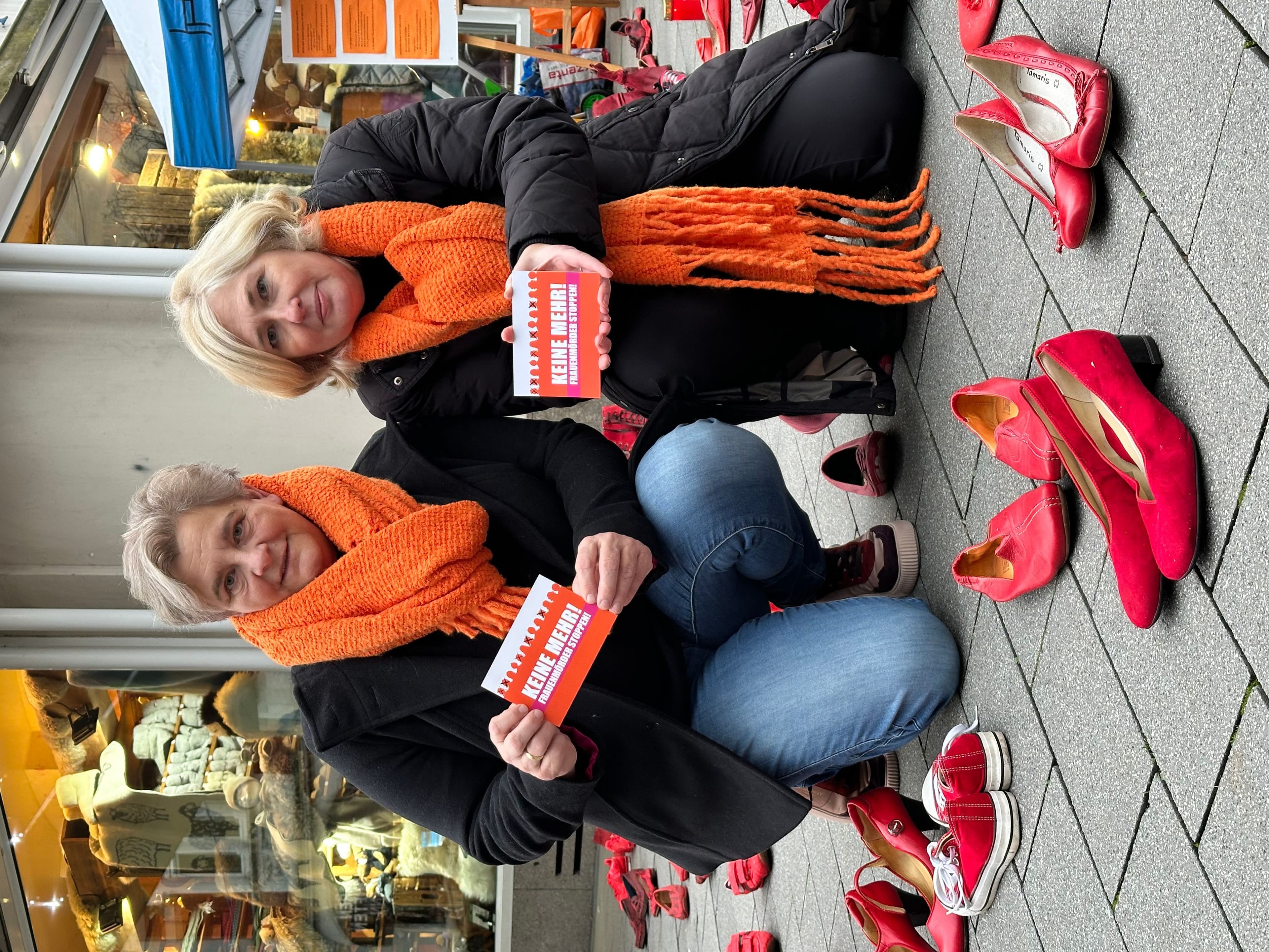 Rote Schuhe in der Hattinger Fußgängerzone erinnern an Femizide und rufen zu Gewaltprävention auf.