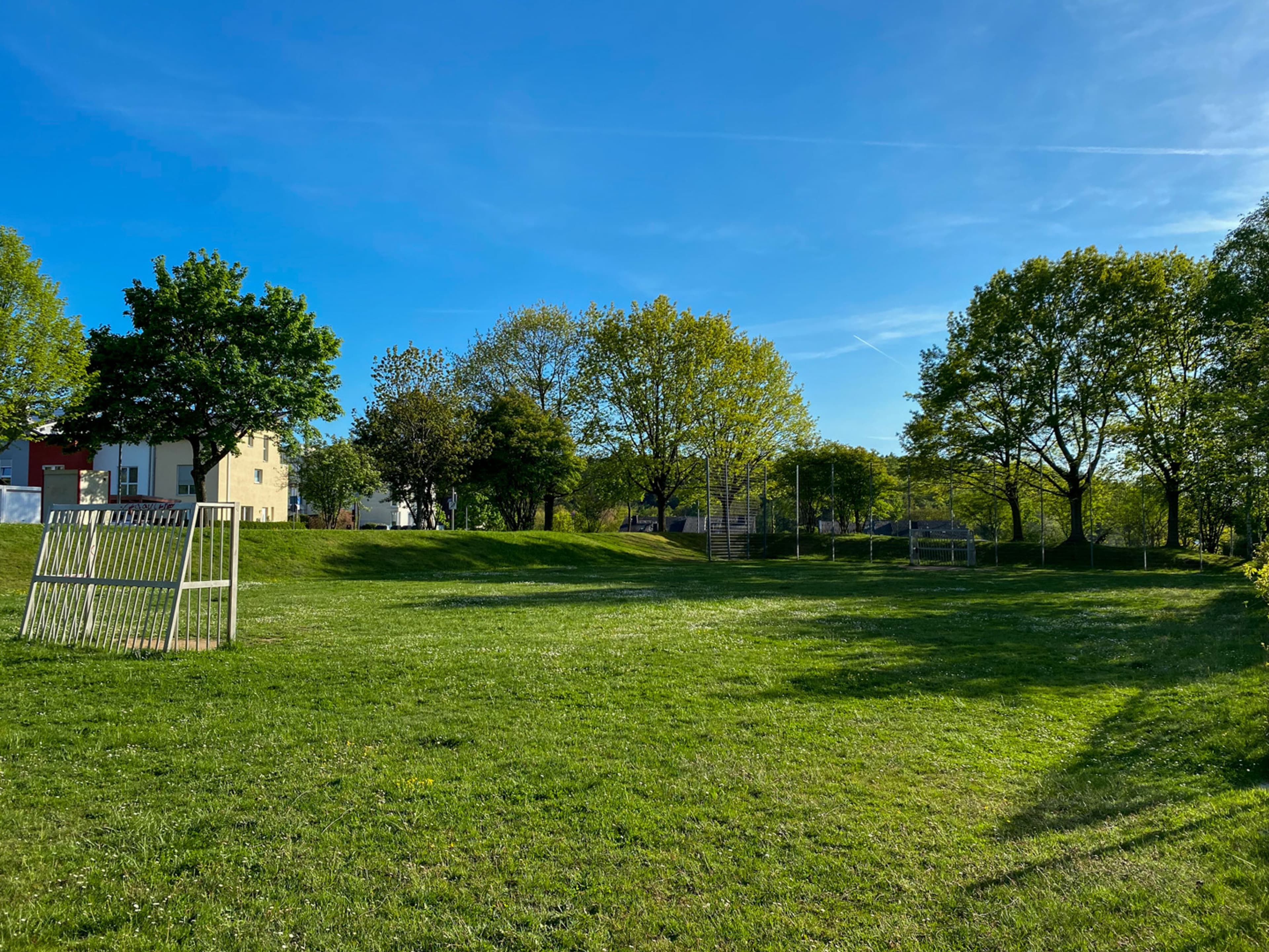 Bolzplatz Reinhardswaldstraße in Cappel, Mai 2025, trotz Bauarbeiten eingeschränkt nutzbar.