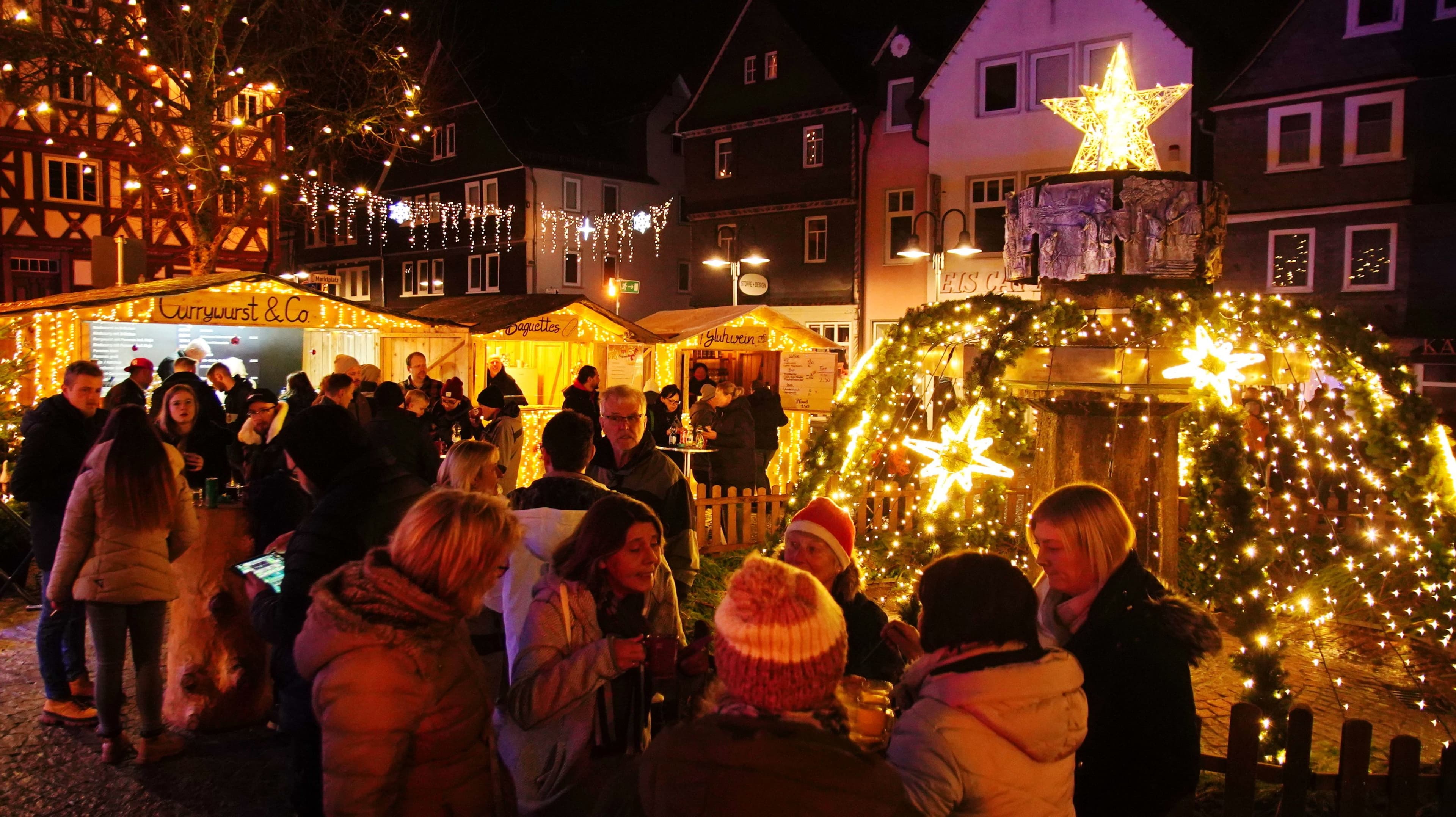 Theresa Fetz-Helfert und Linea Buhl servieren Feuerzangenbowle auf dem Weihnachtsmarkt in Haiger.