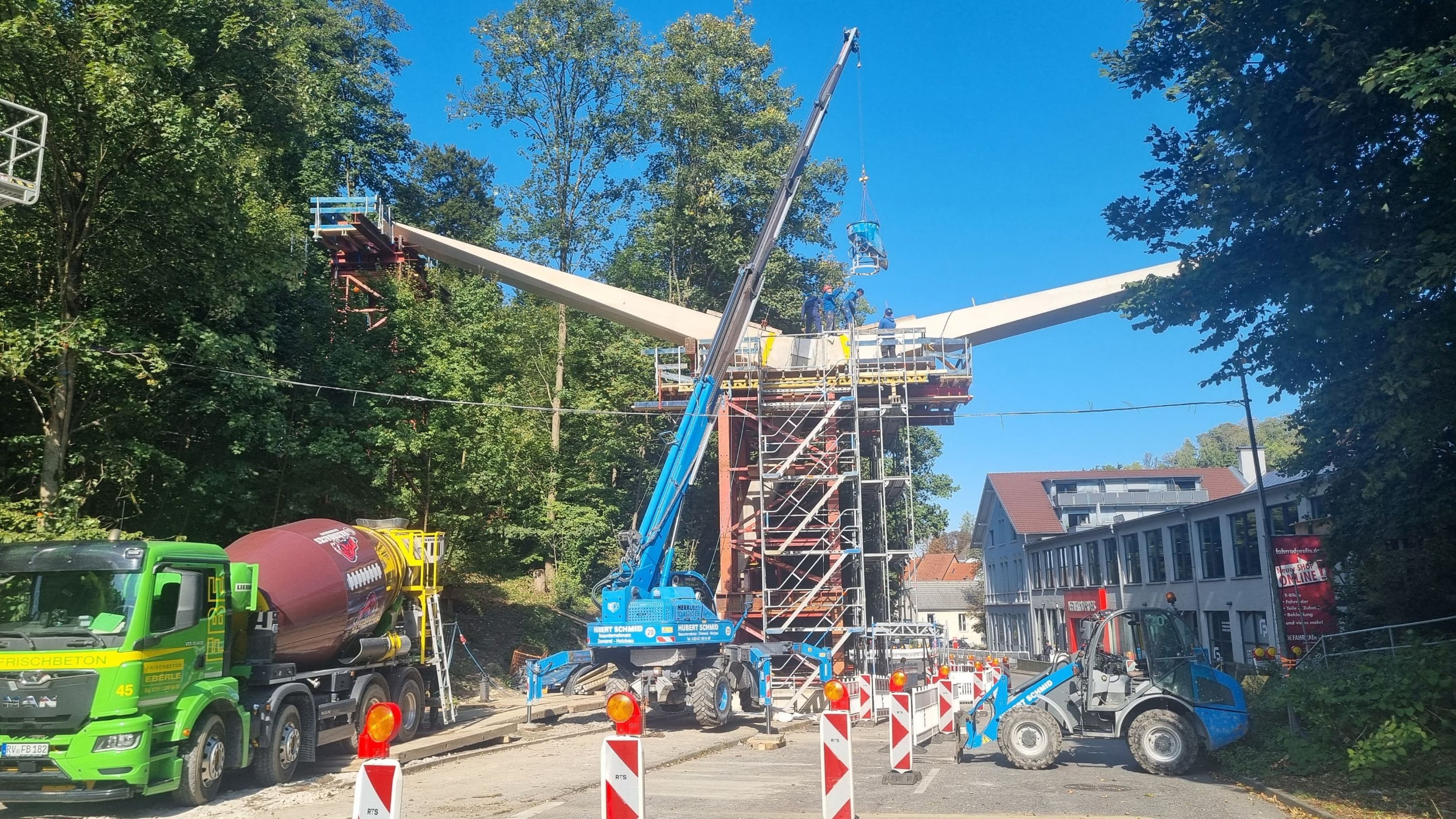 Pressemitteilung zum Baufortschritt der Geh- und Radwegbrücke in Ravensburg, Stand Oktober 2025.