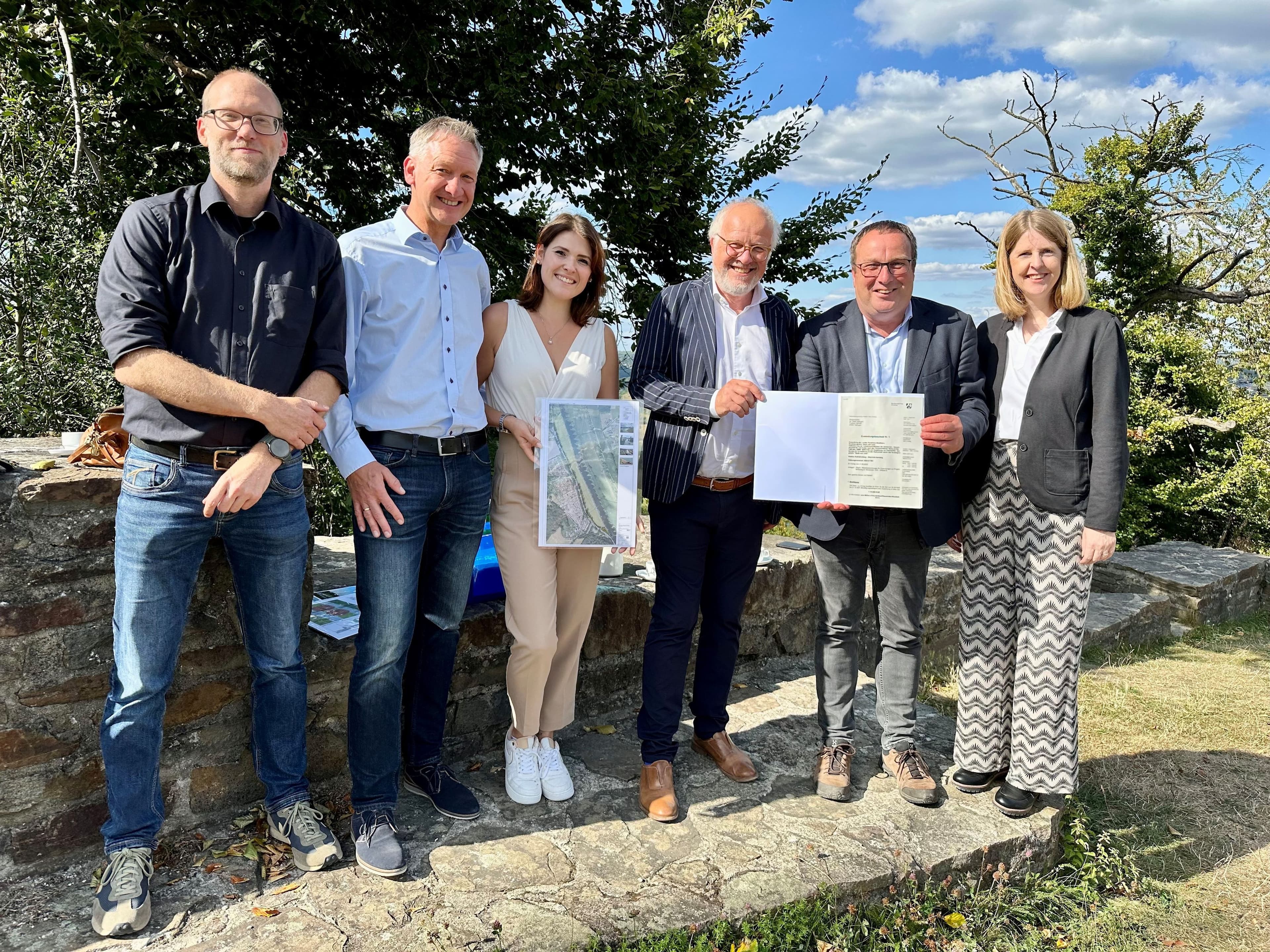 Förderbescheidübergabe für den Ausbau des Ruhrtalradwegs an der Isenburg in Hattingen.