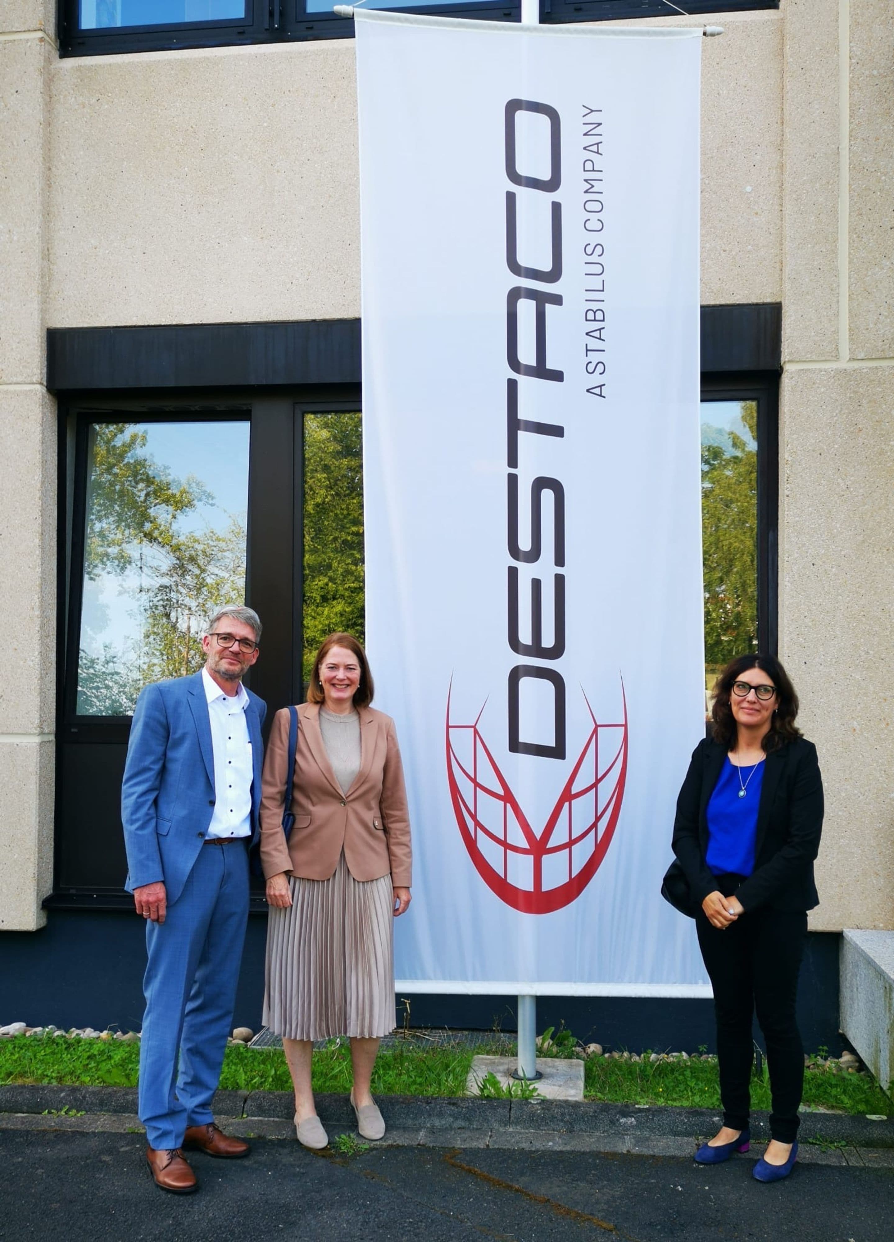 Bürgermeisterin Antje Runge sowie Anna Latsch und Herr Eggers beim Unternehmensbesuch bei DESTACO Europe.