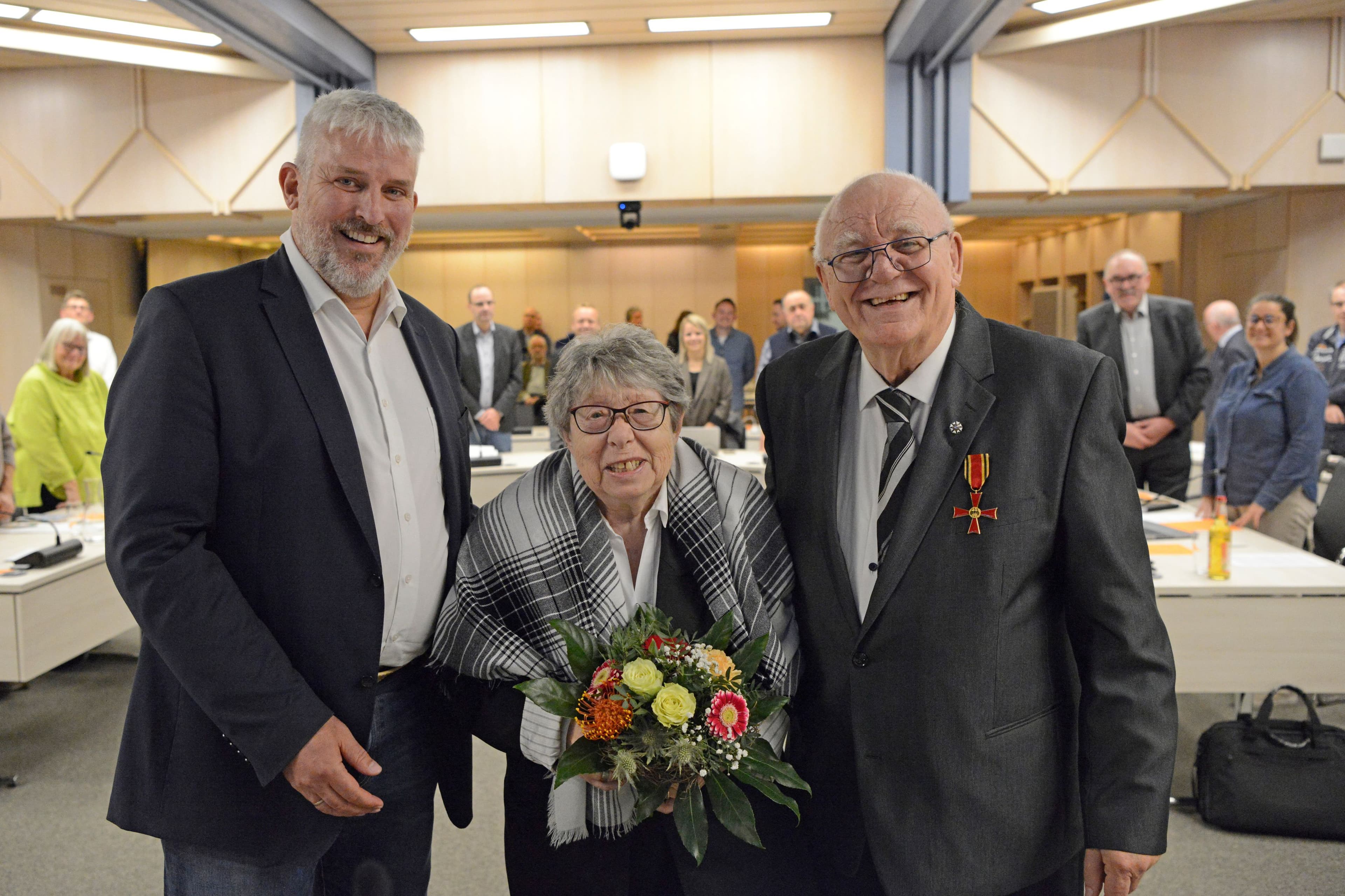 Adolf Pohl wird im Stadtrat für das Bundesverdienstkreuz geehrt; Foto mit seiner Frau und Bürgermeister Lang.